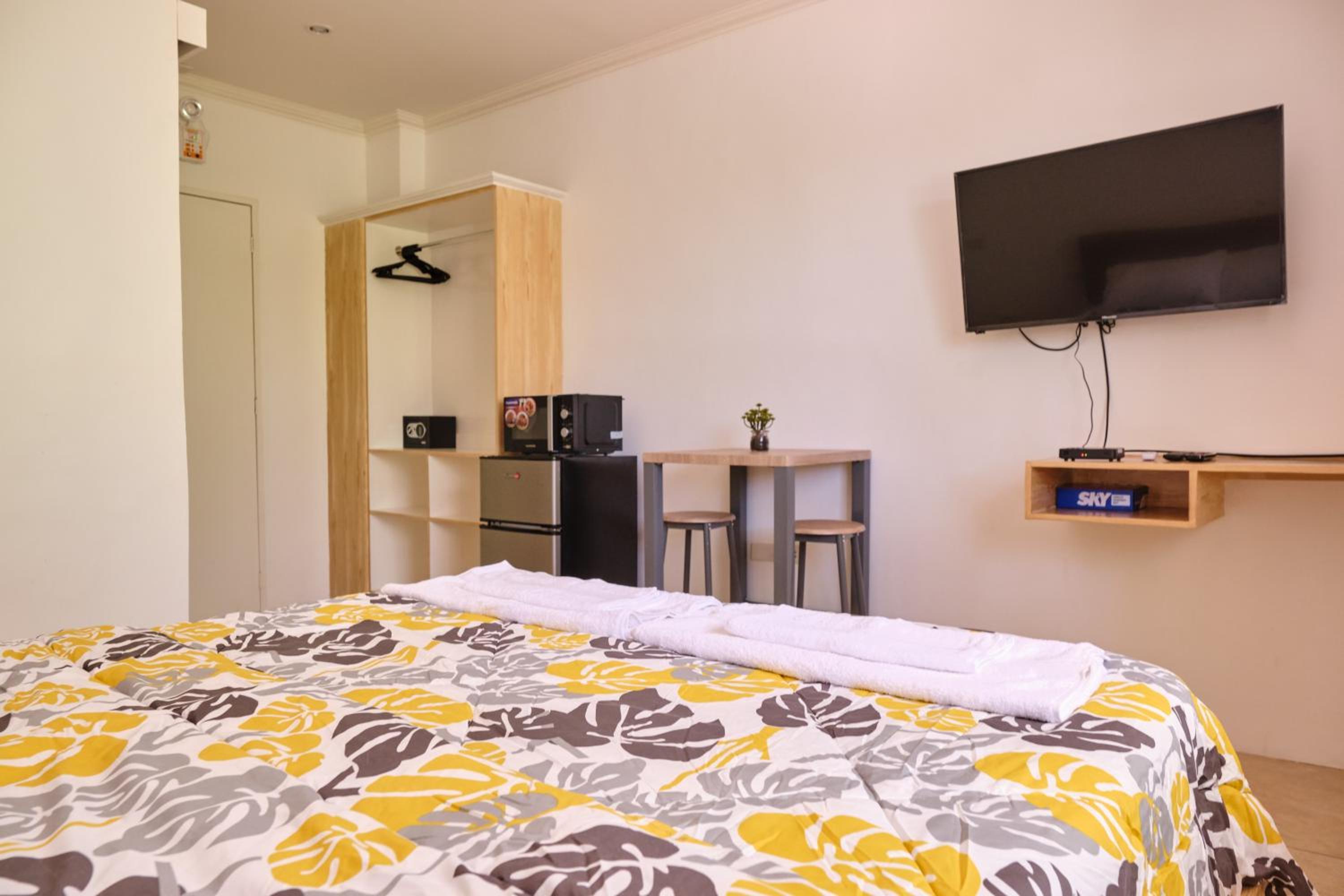Deluxe Queen Room - Photo 7