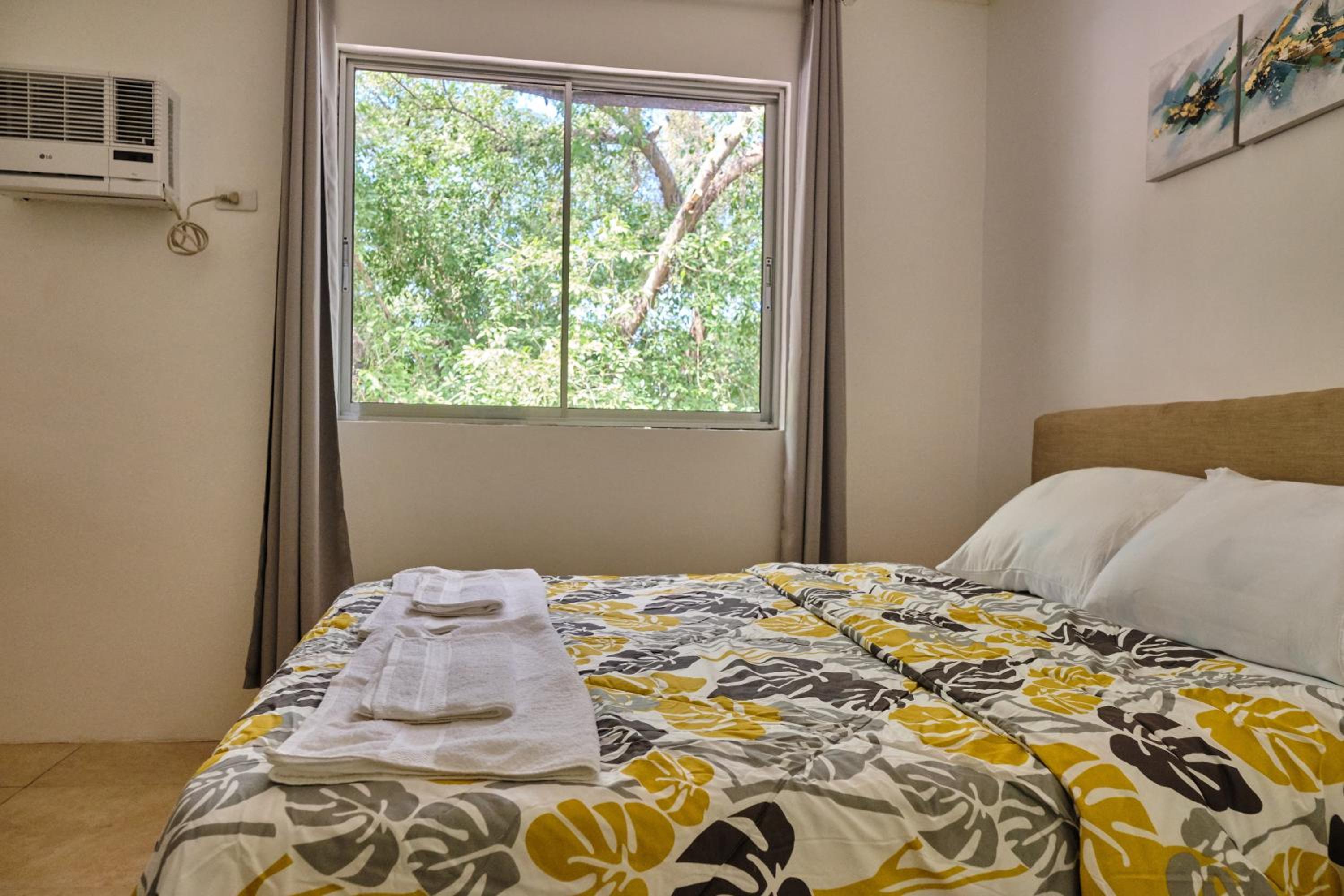 Deluxe Queen Room - Photo 9