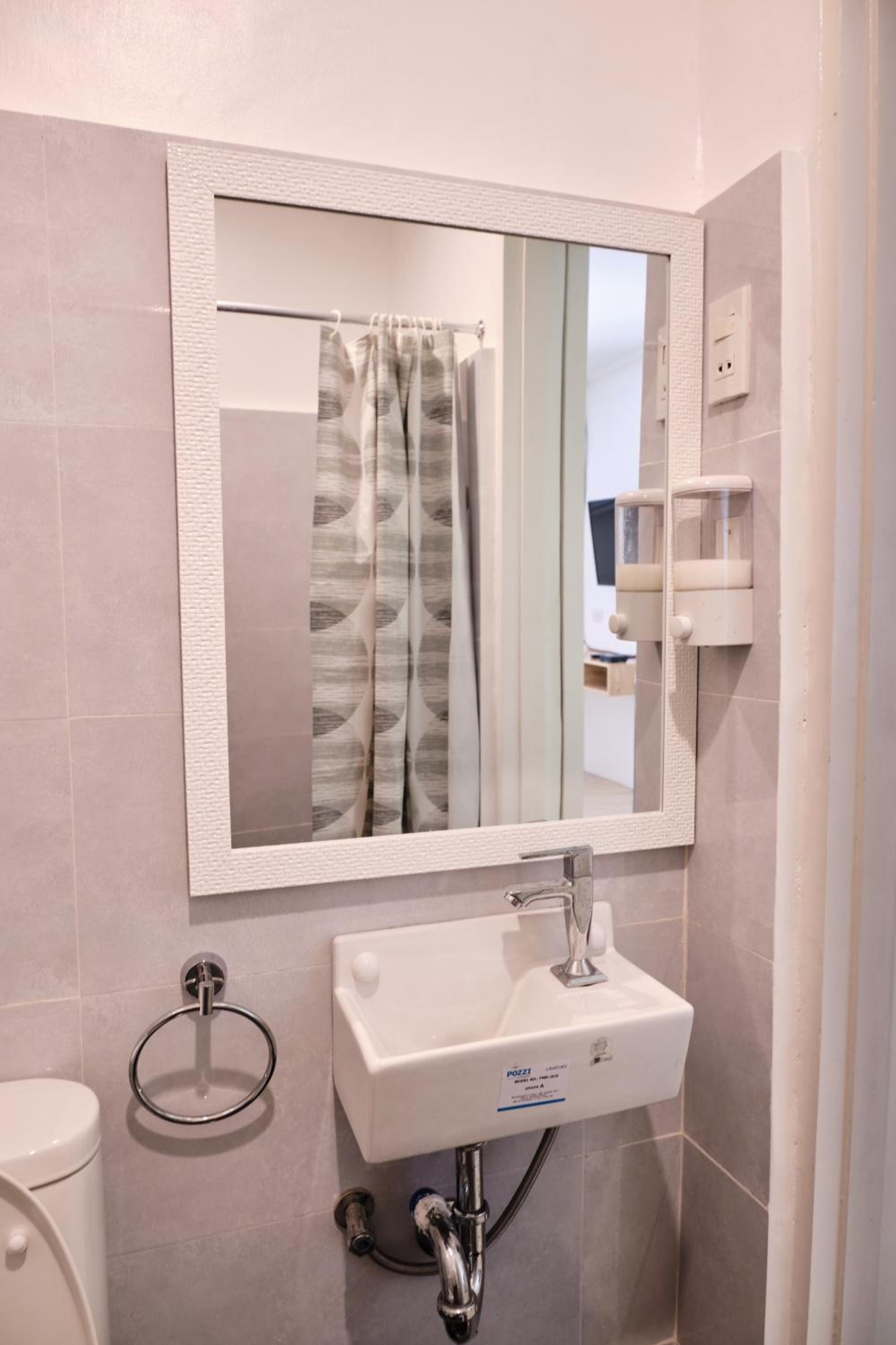Deluxe Queen Room - Photo 5