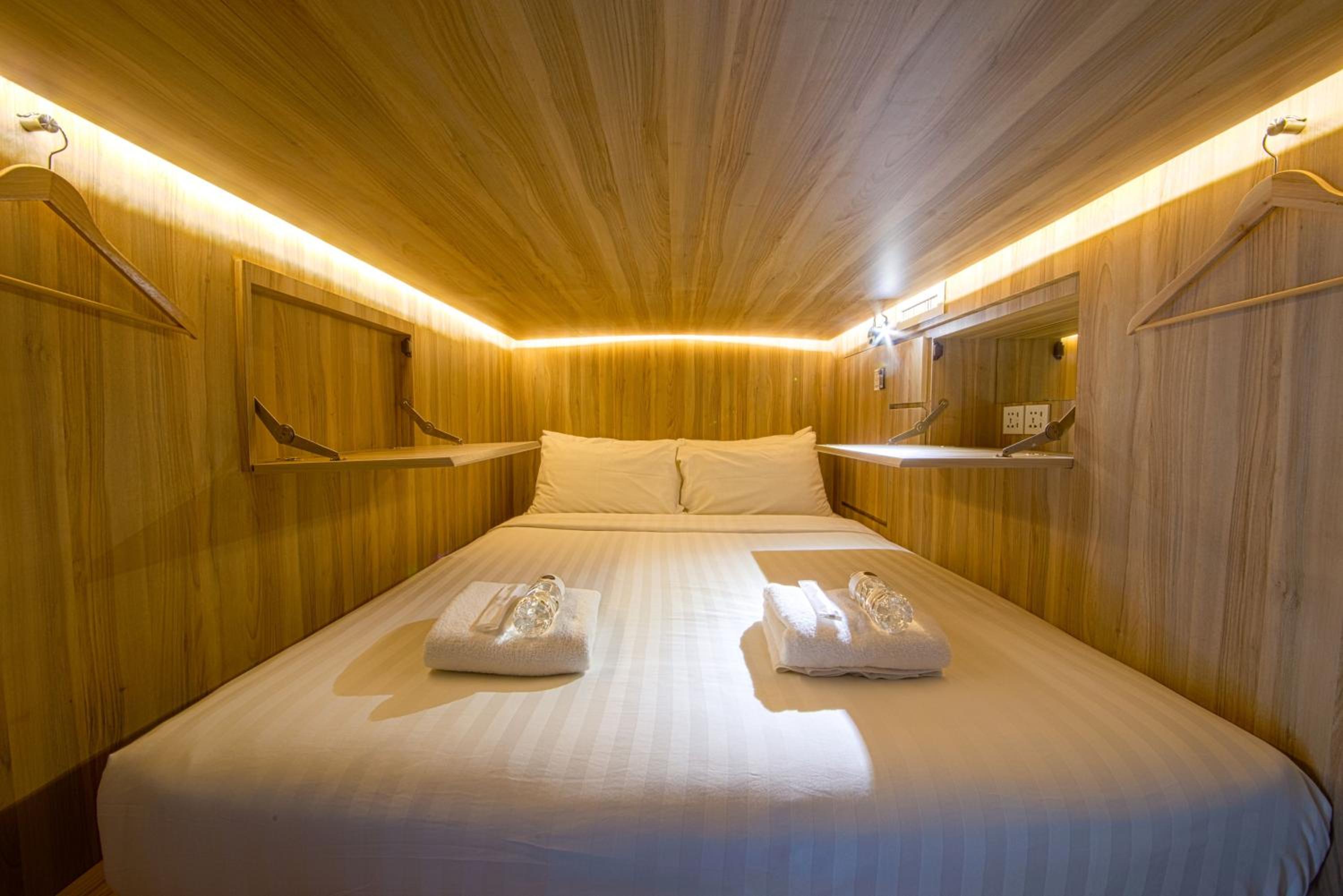 Queen Capsule in Female Room photo 3