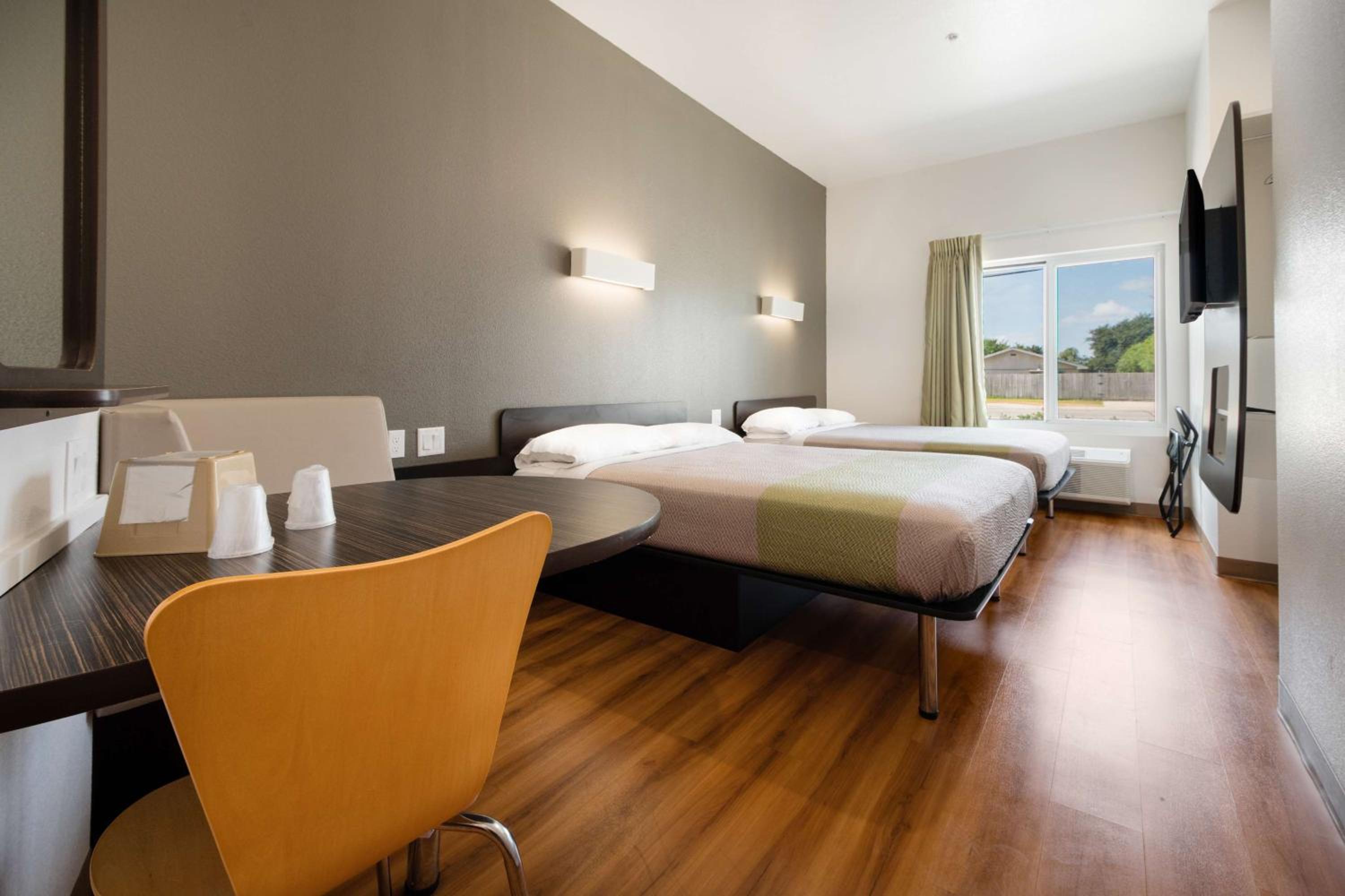 Queen Room with Two Queen Beds - Non-Smoking - Photo 3