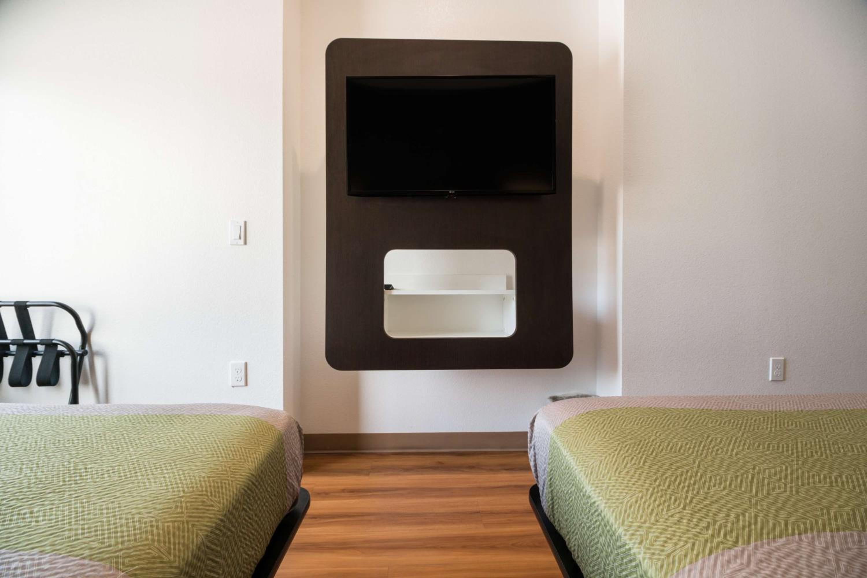 Queen Room with Two Queen Beds - Non-Smoking - Photo 2