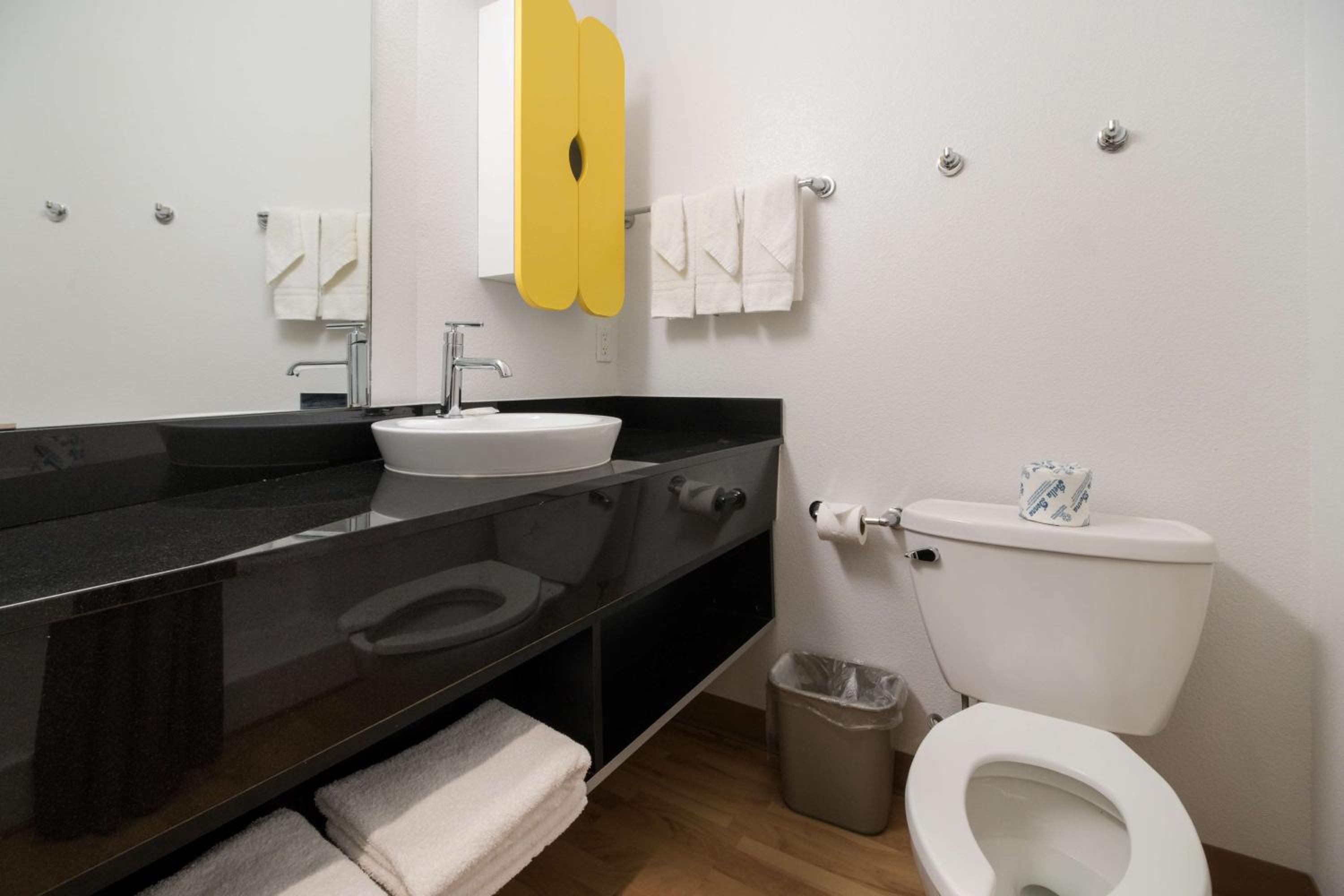 Suite - Non-Smoking - Photo 4