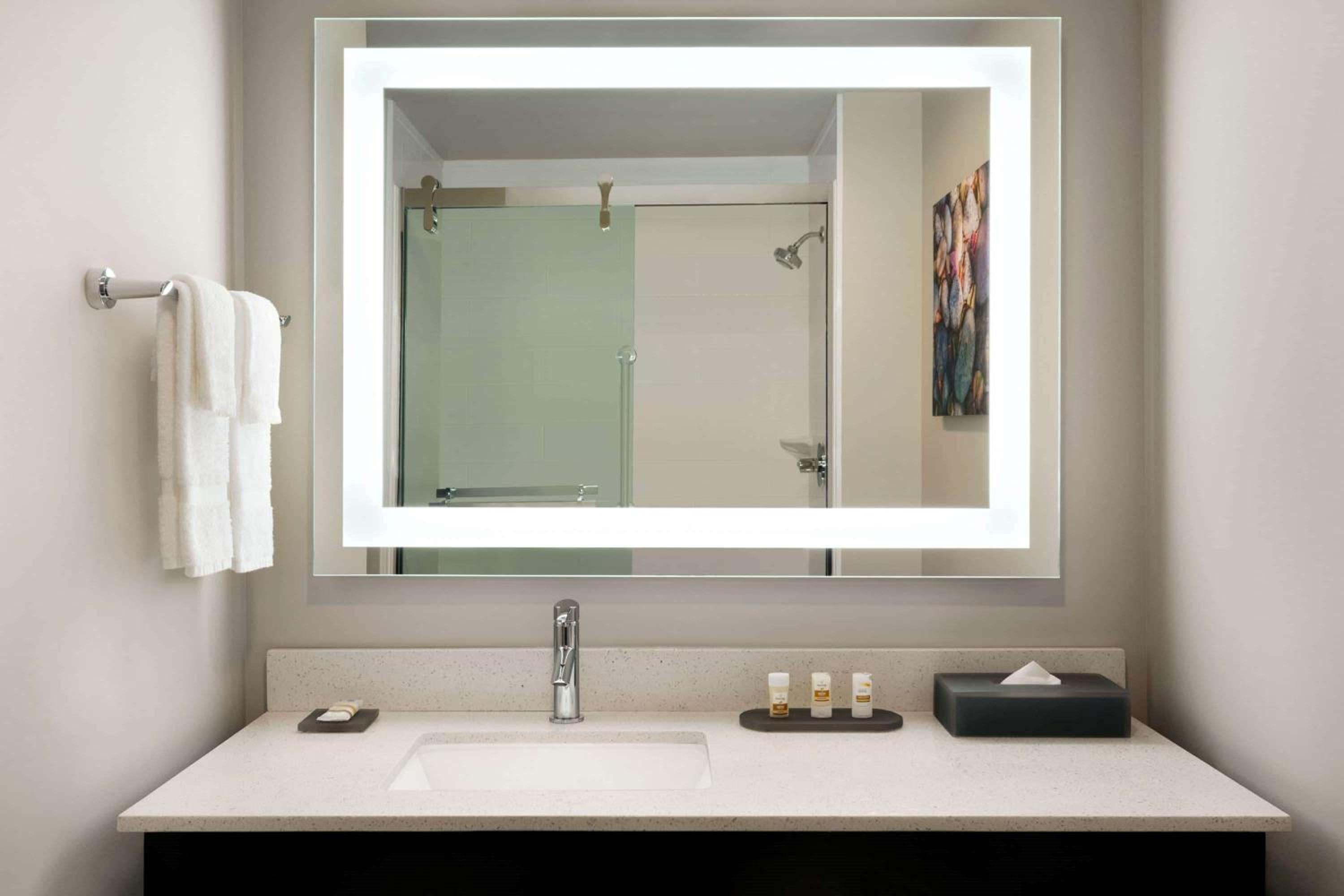 Deluxe King Room with Hearing Impaired Access - Non-Smoking - Photo 6