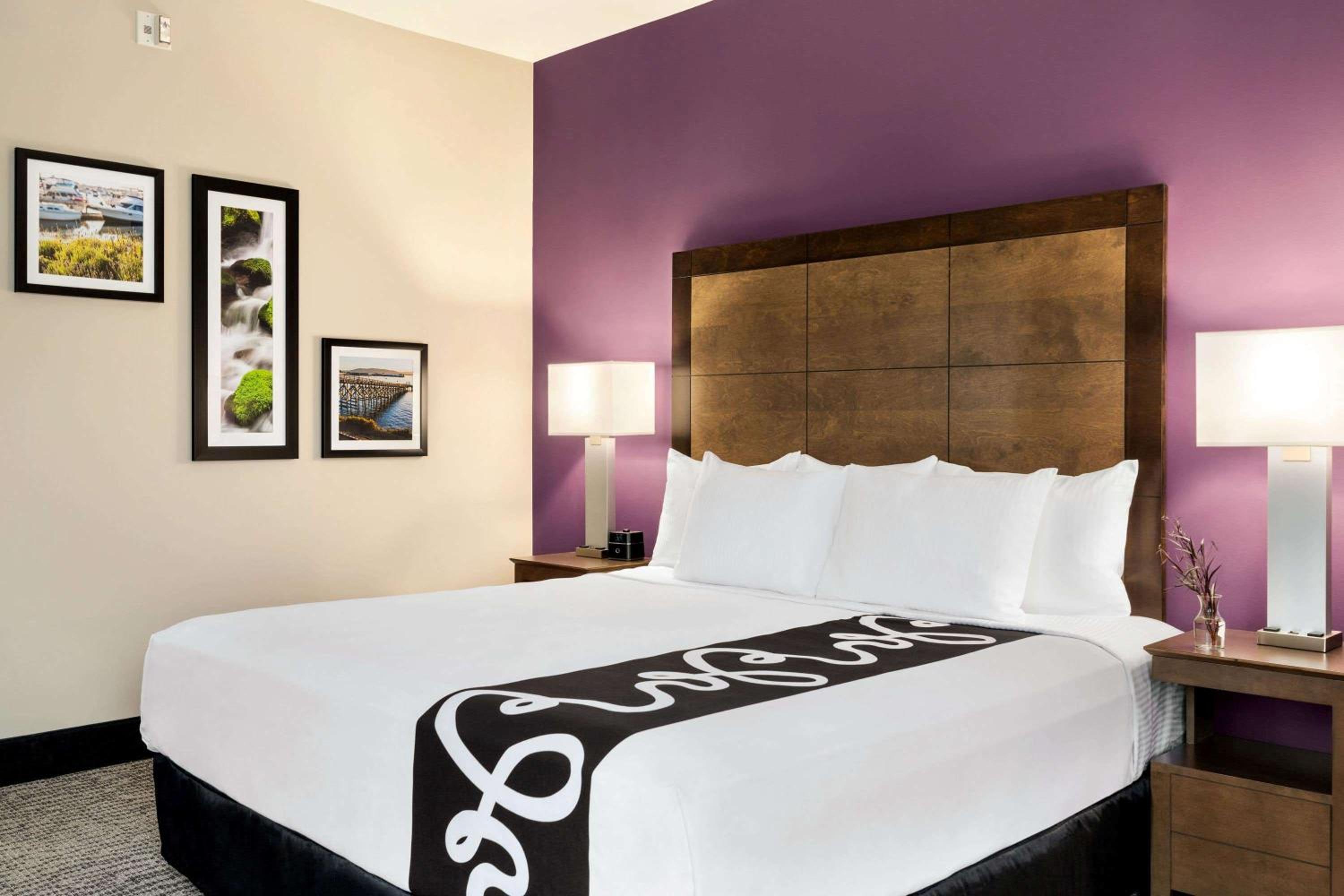 Deluxe King Room with Hearing Impaired Access - Non-Smoking - Photo 4