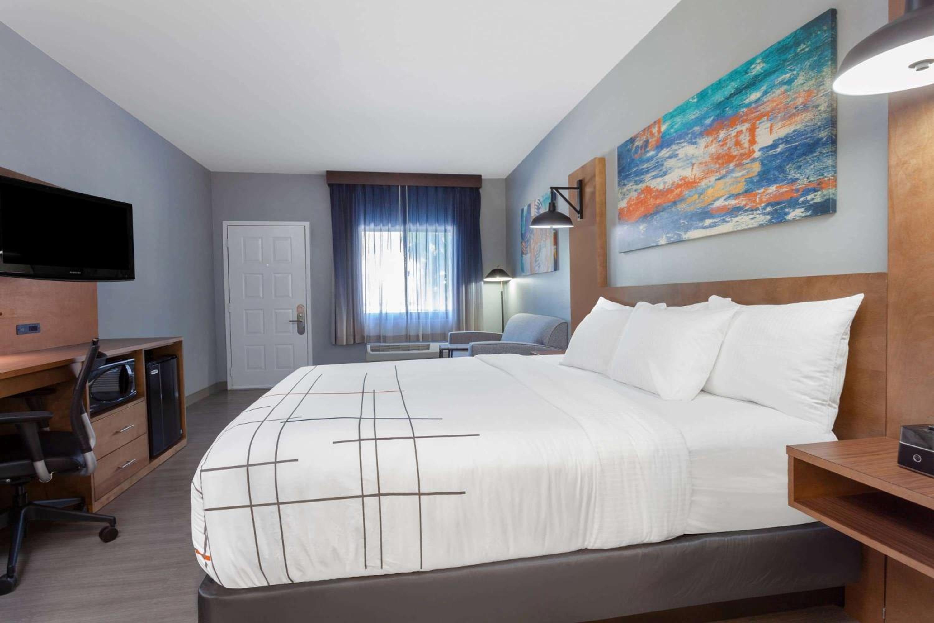 King Room with Pool View - Non-Smoking - Photo 5