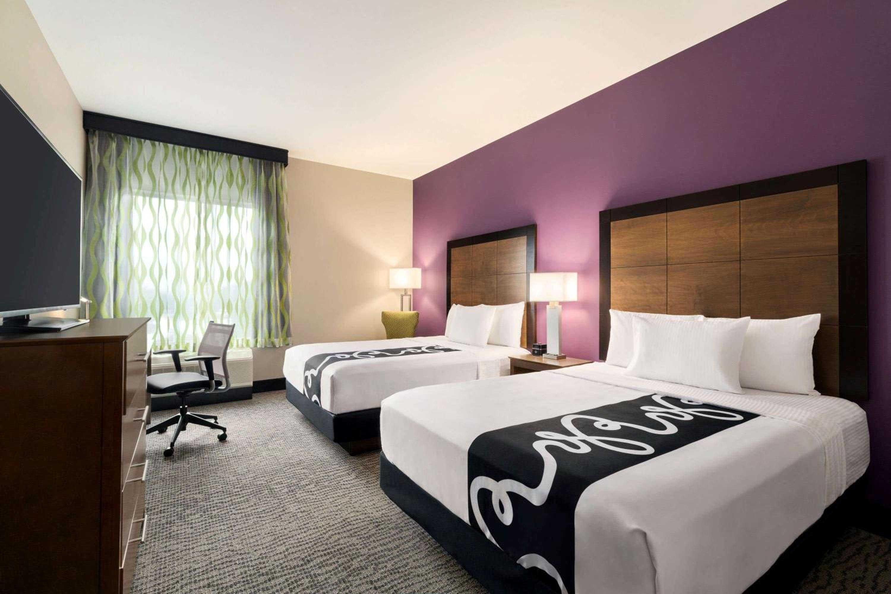 Queen Room with Two Queen Beds - Hearing Impaired Access/Non-Smoking - Photo 2