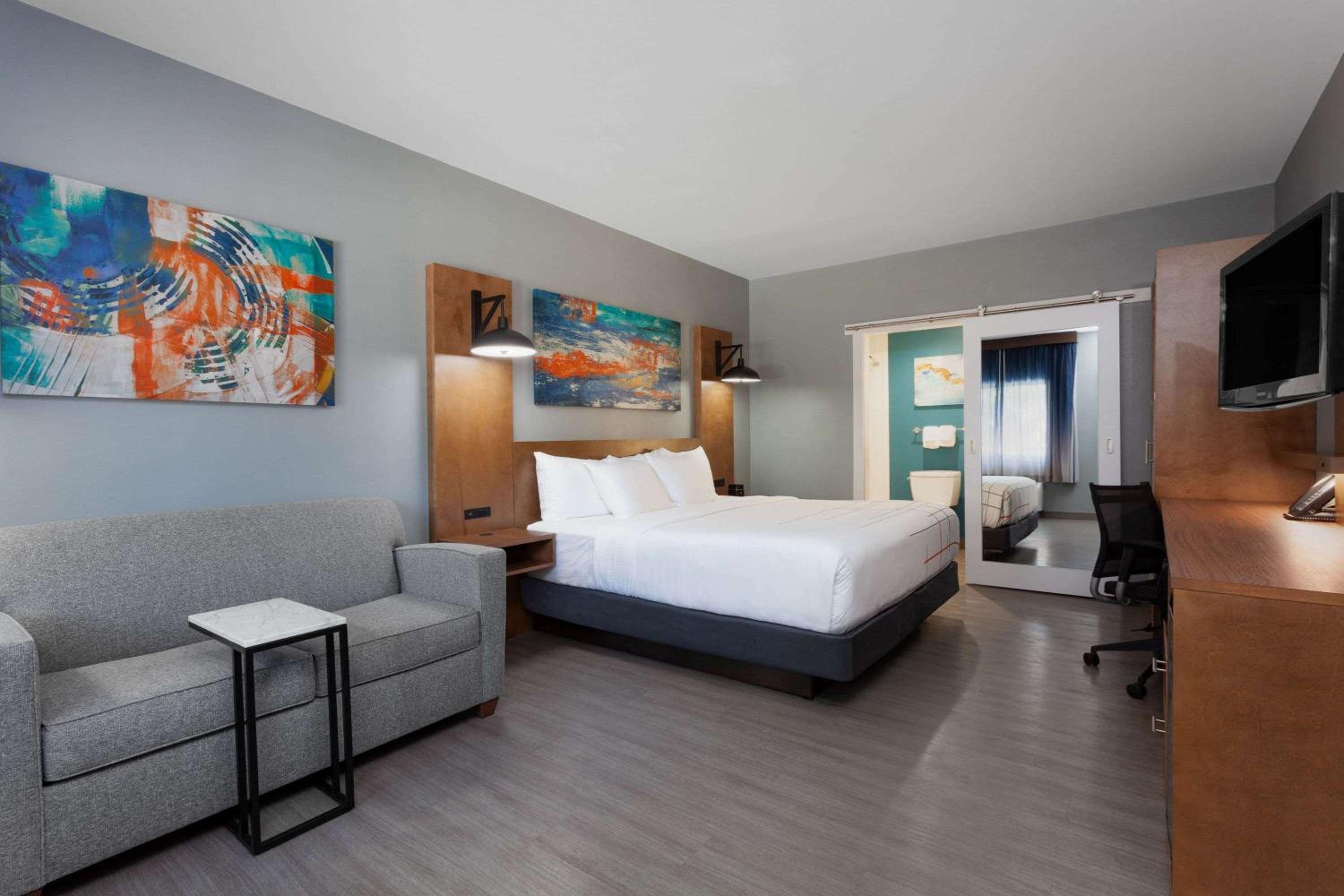 1 King Bed, Non-Smoking - Photo 2