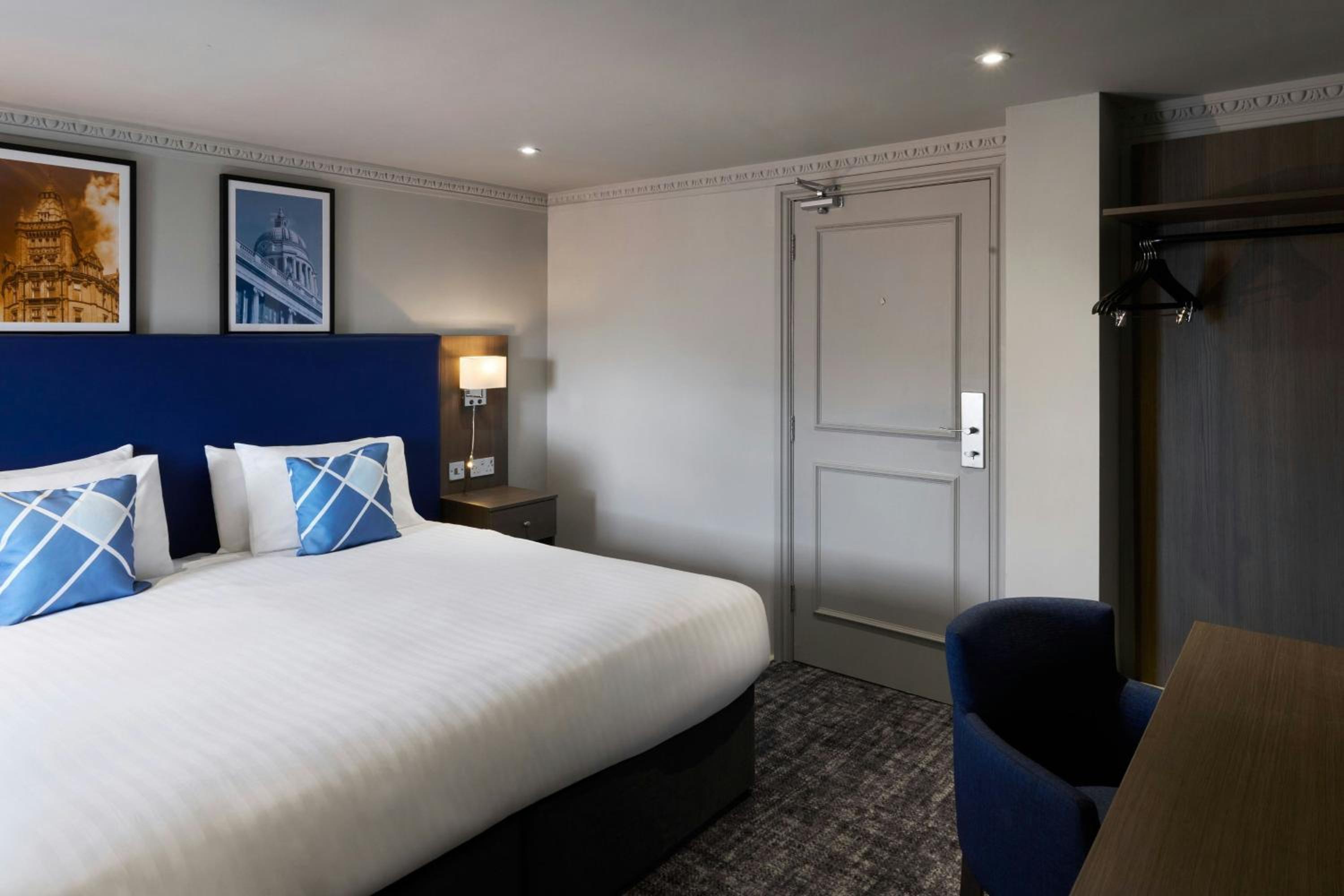 Standard Queen Room