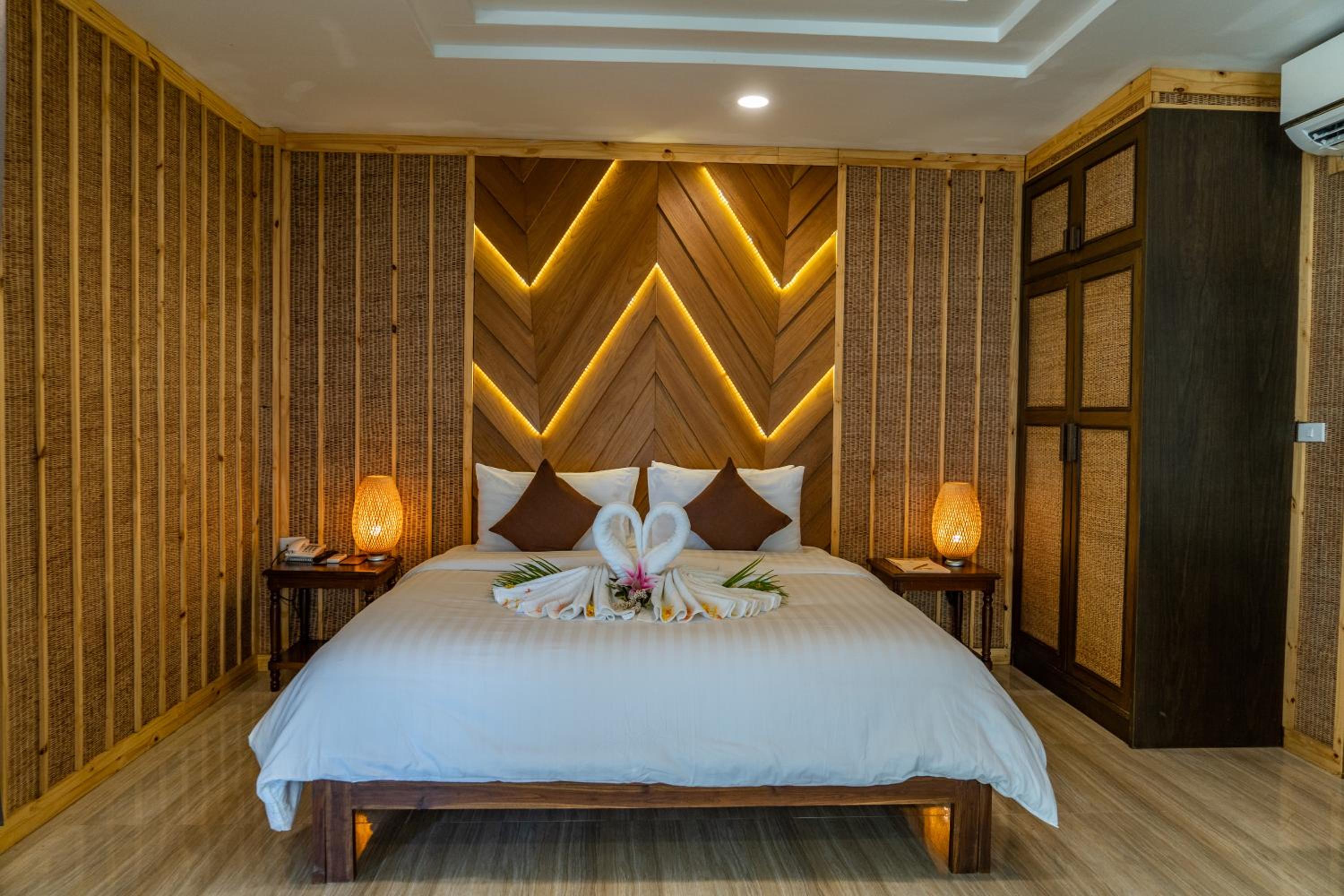 Suite with Hot Tub - Beach Front - Photo 6