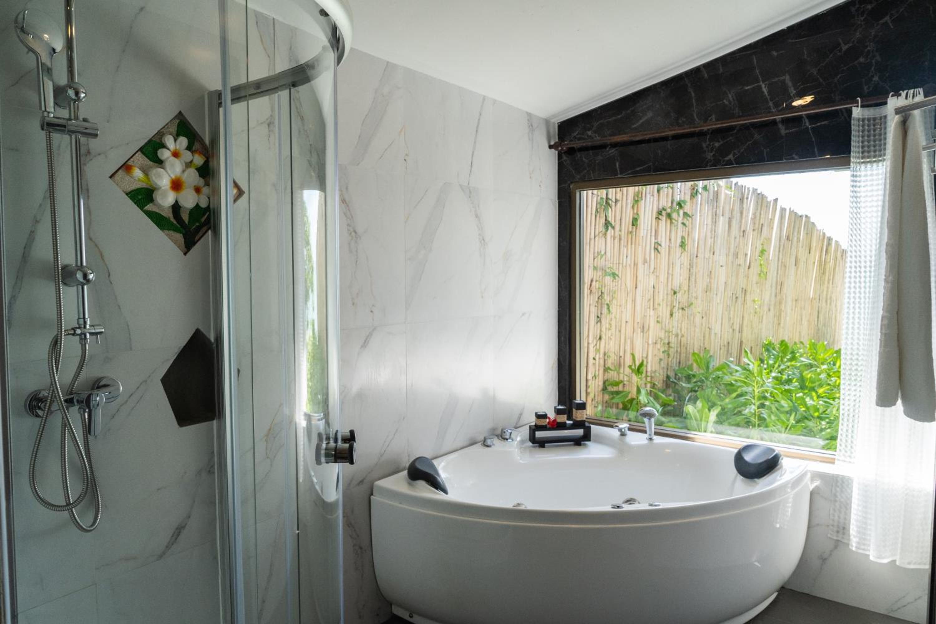 Suite with Hot Tub - Beach Front - Photo 4