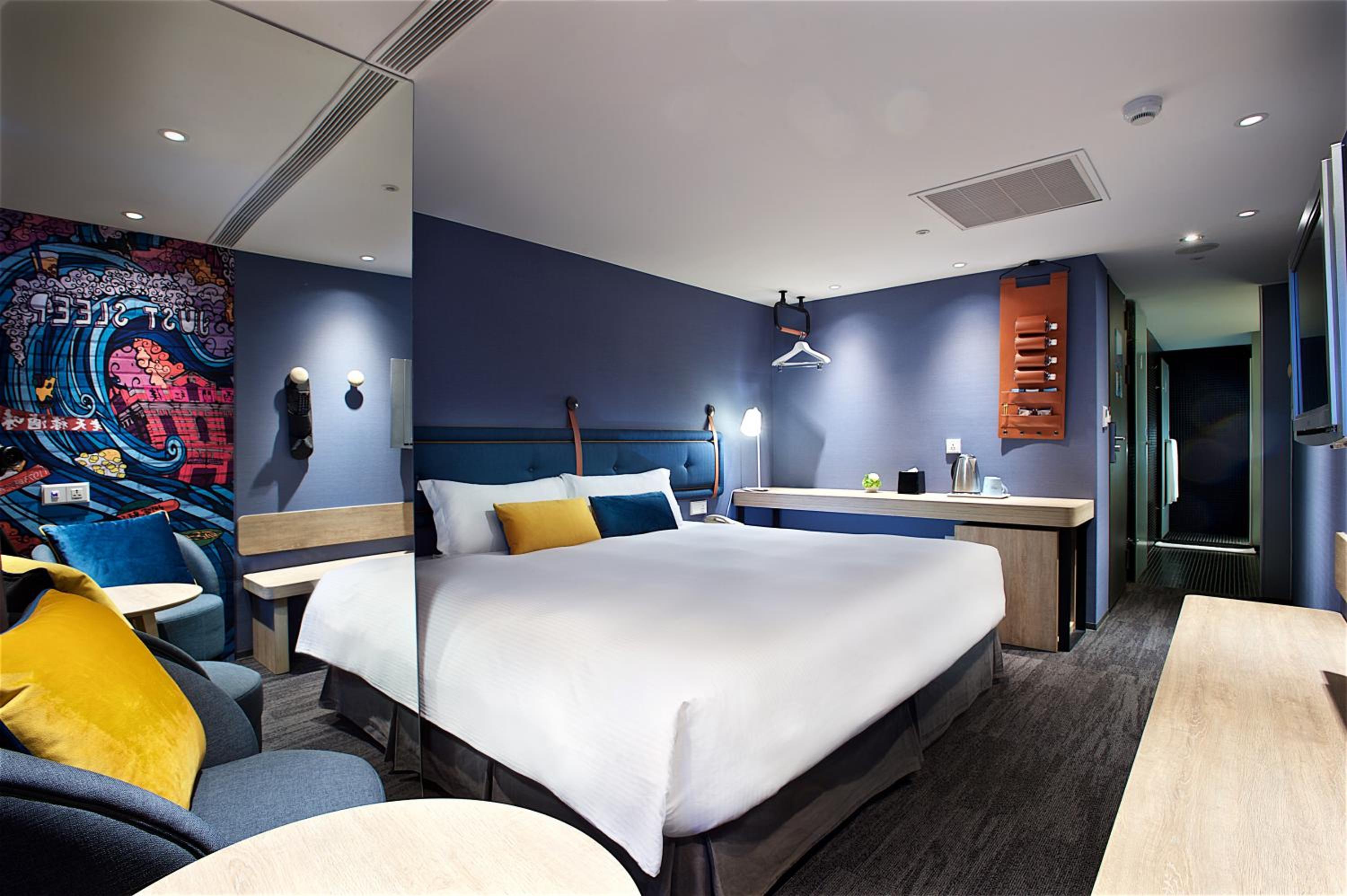 Deluxe Double Room thumbnail 5