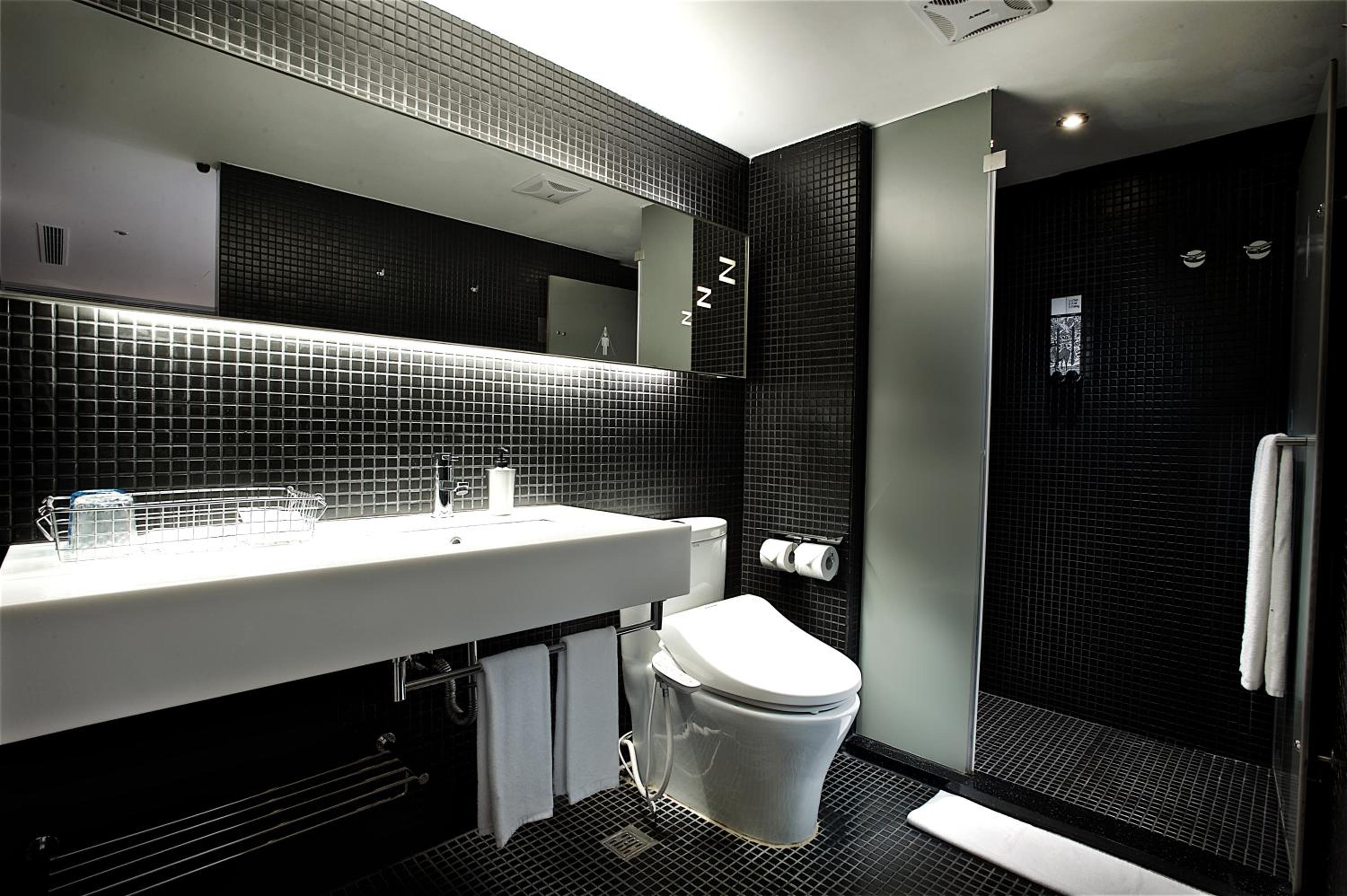 Deluxe Room thumbnail 6