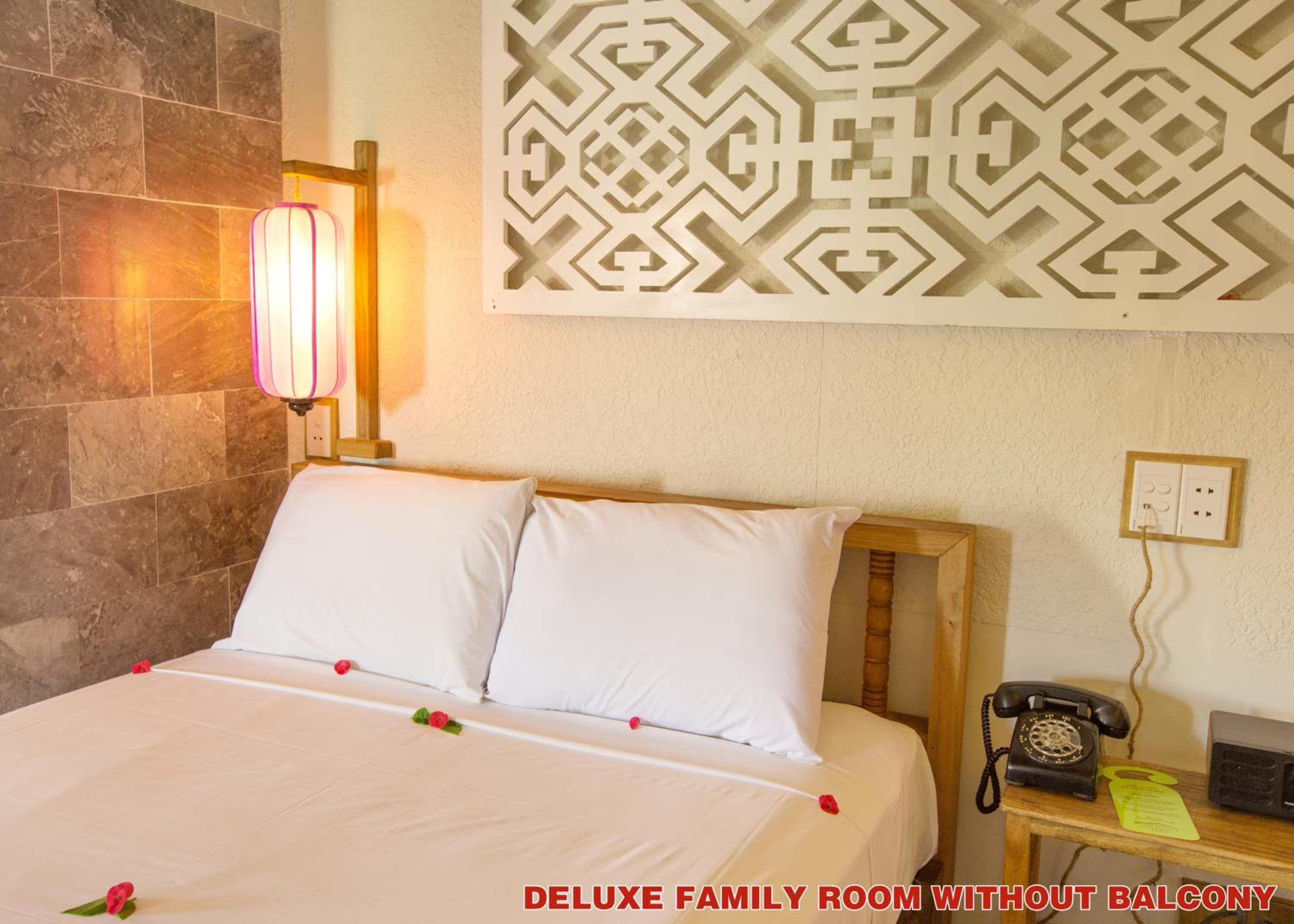 Deluxe Family Room with Window photo 2