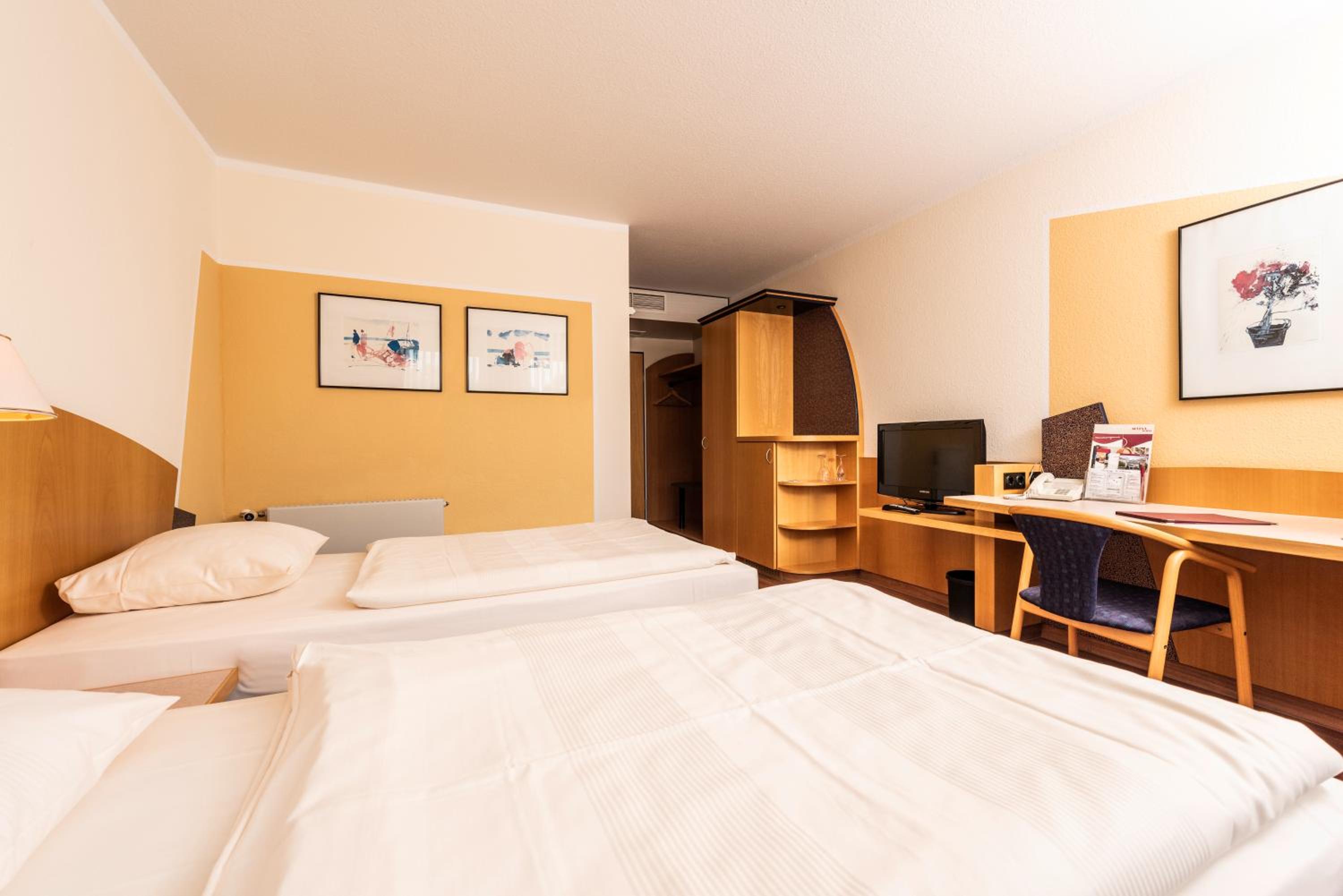 Twin Room - Photo 3