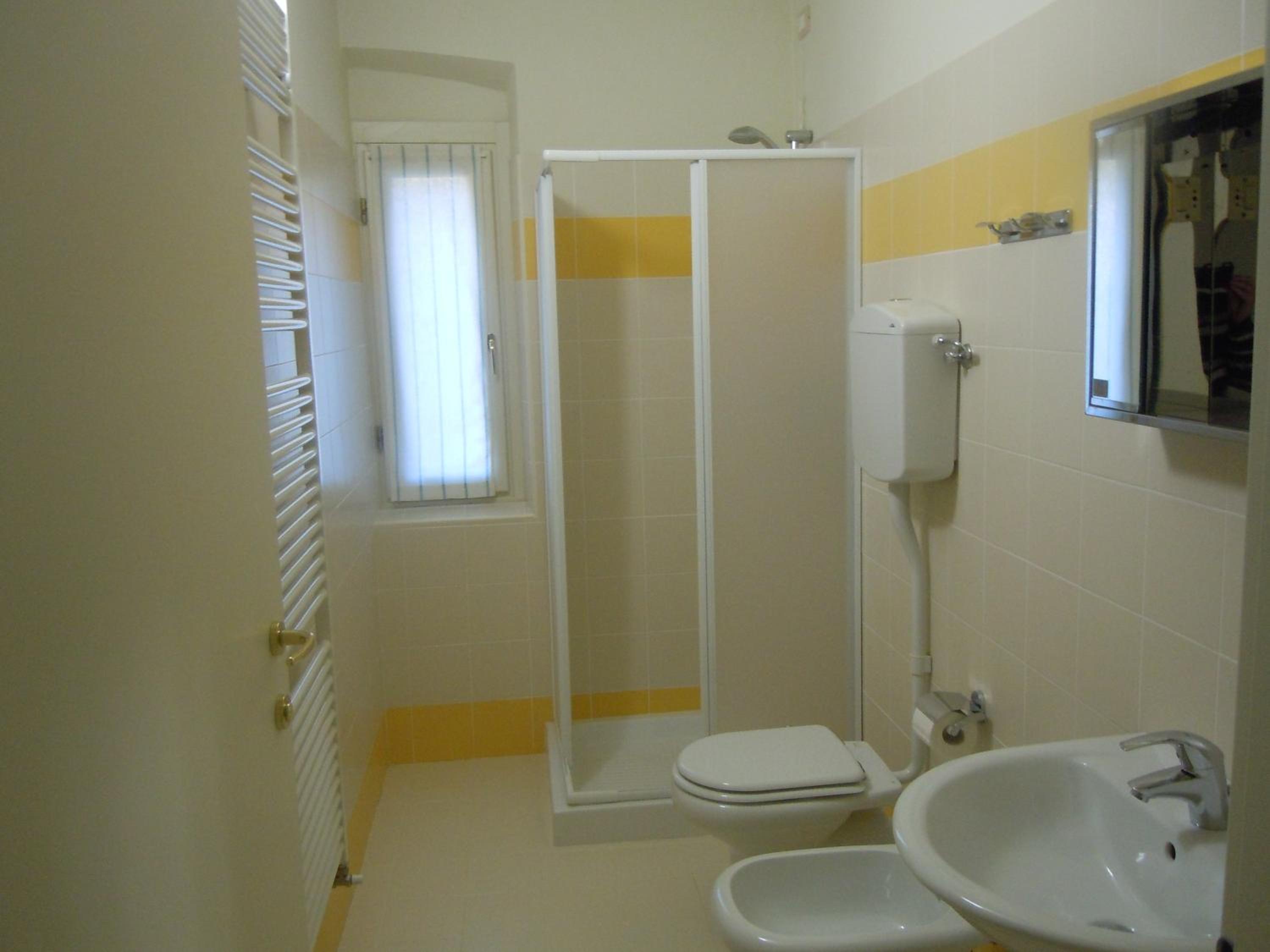 Twin Room with Private Bathroom photo 3
