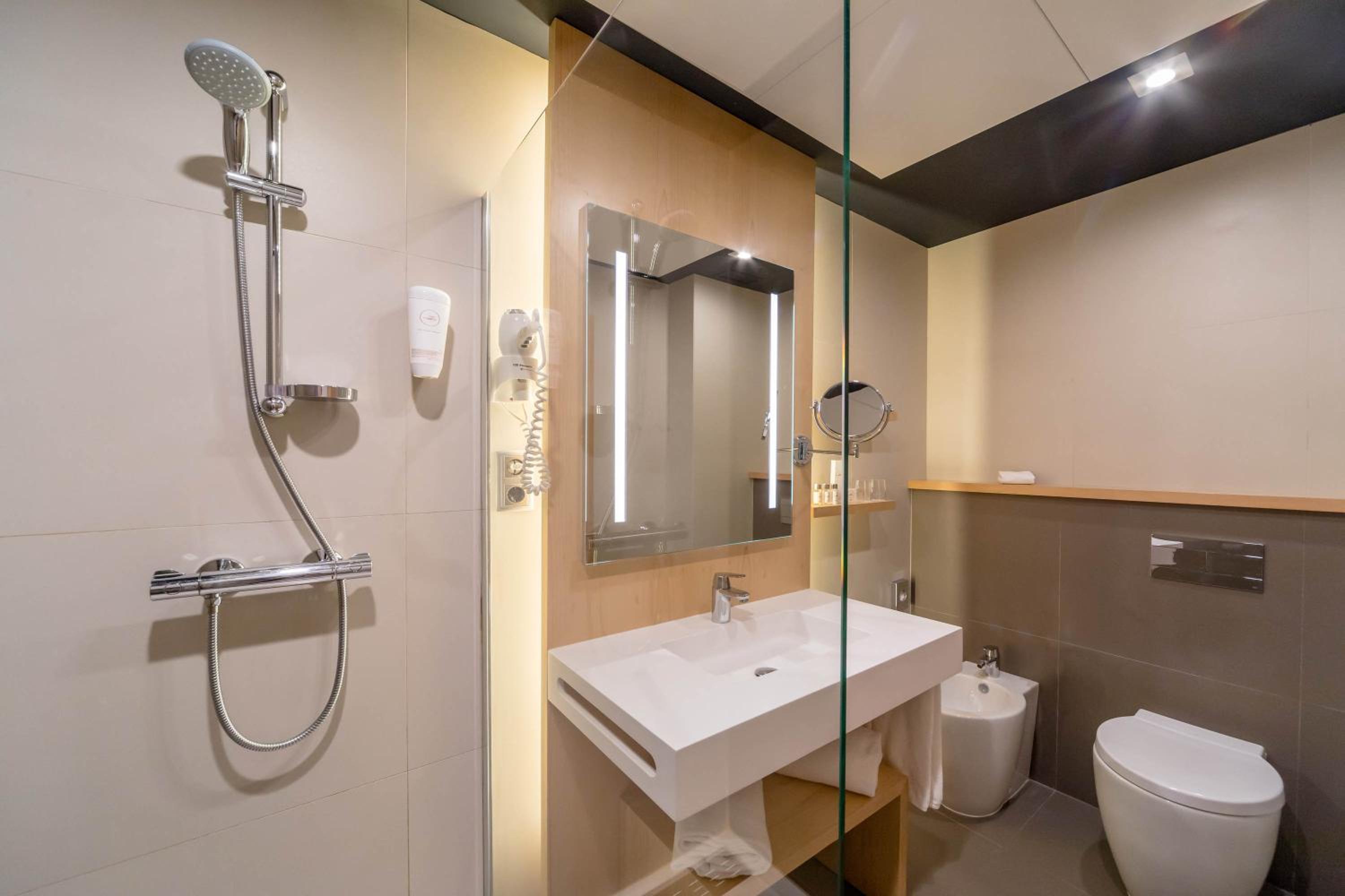 Superior Triple Room (2 Adults + 1 Child) - Photo 7