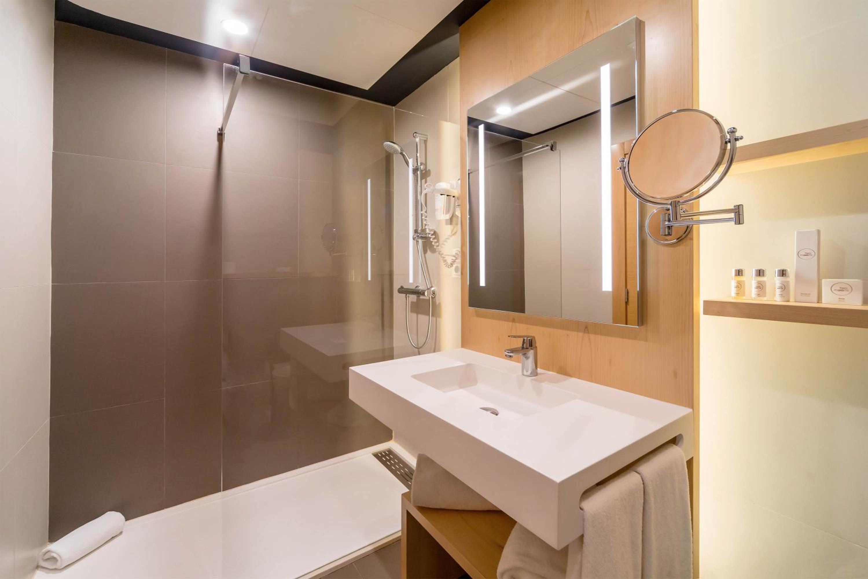 Superior Triple Room (2 Adults + 1 Child) - Photo 6