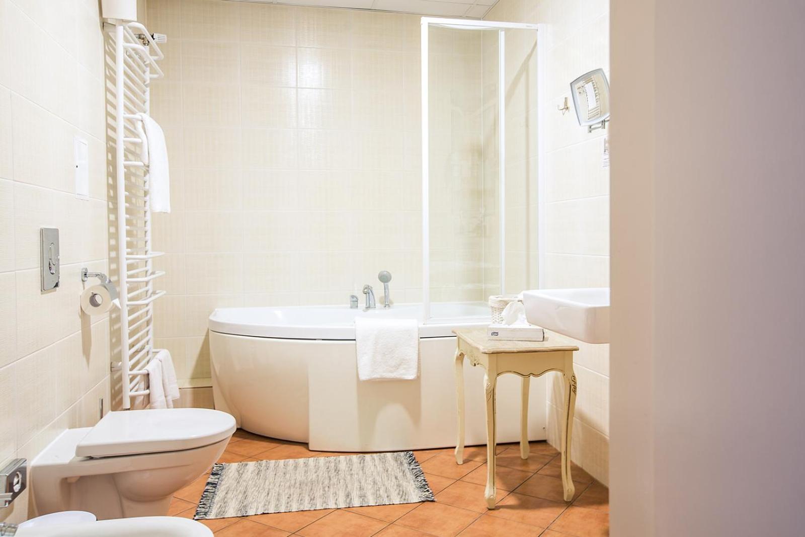 Deluxe Suite - Photo 5