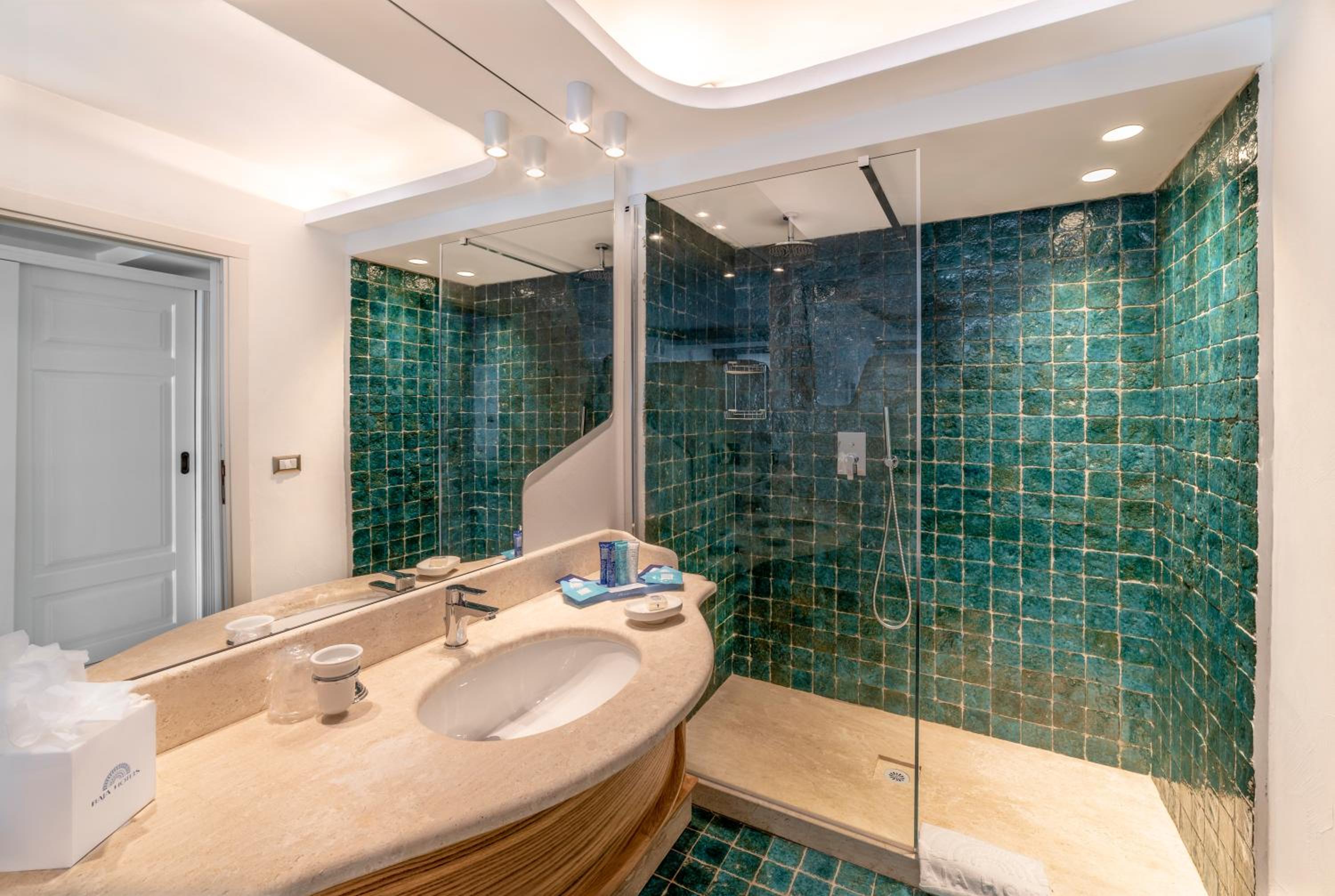 Deluxe Double Room with Balcony and Sea View - Photo 5