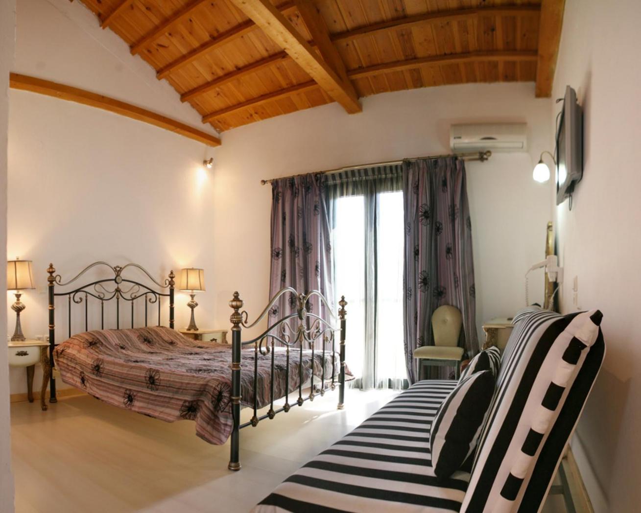 Deluxe Double Room - Photo 10
