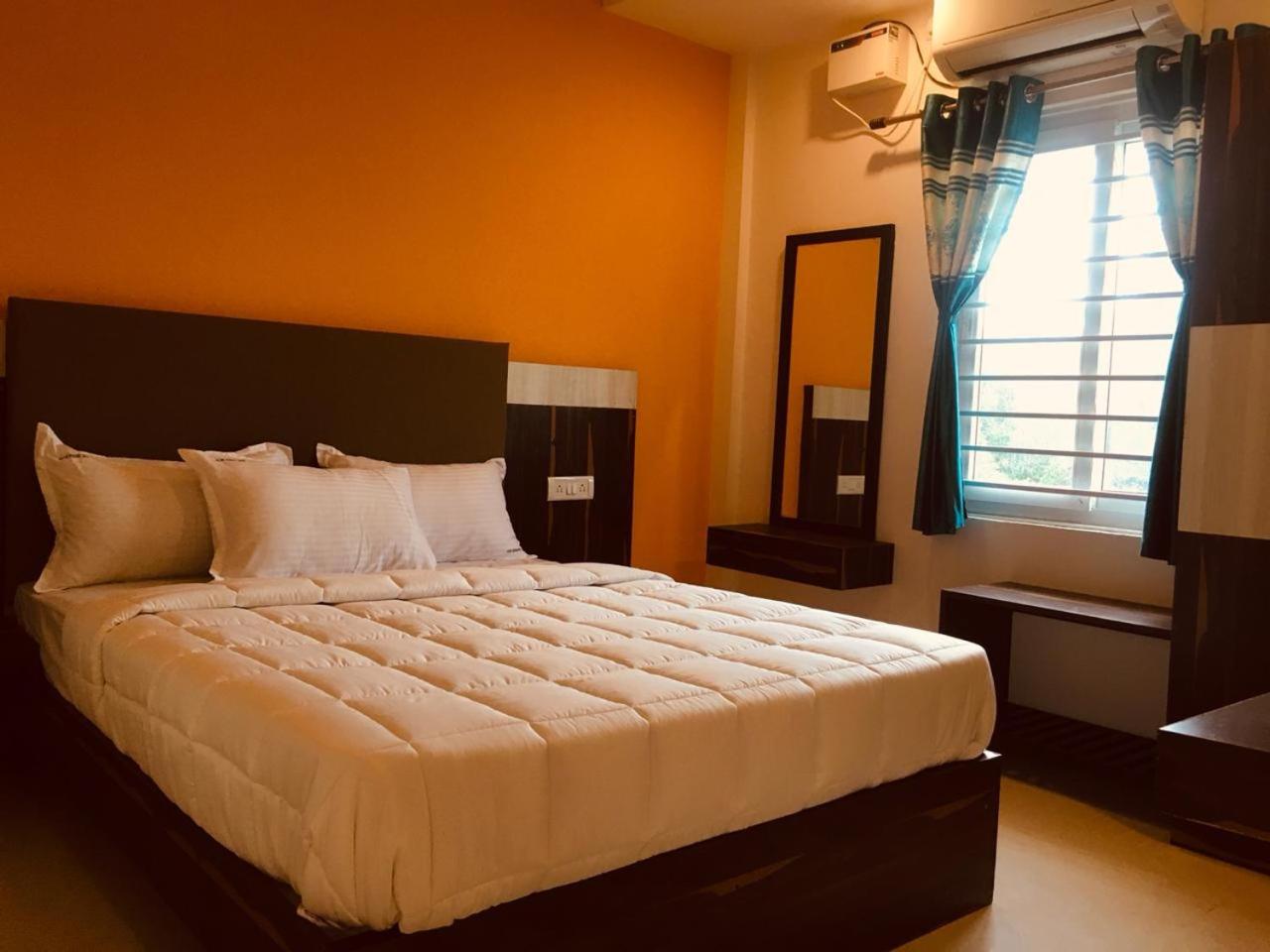 King Room with Balcony - Photo 22
