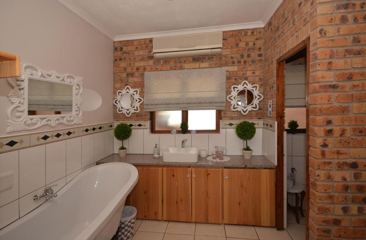 Double Room with Balcony and Sea View photo 3