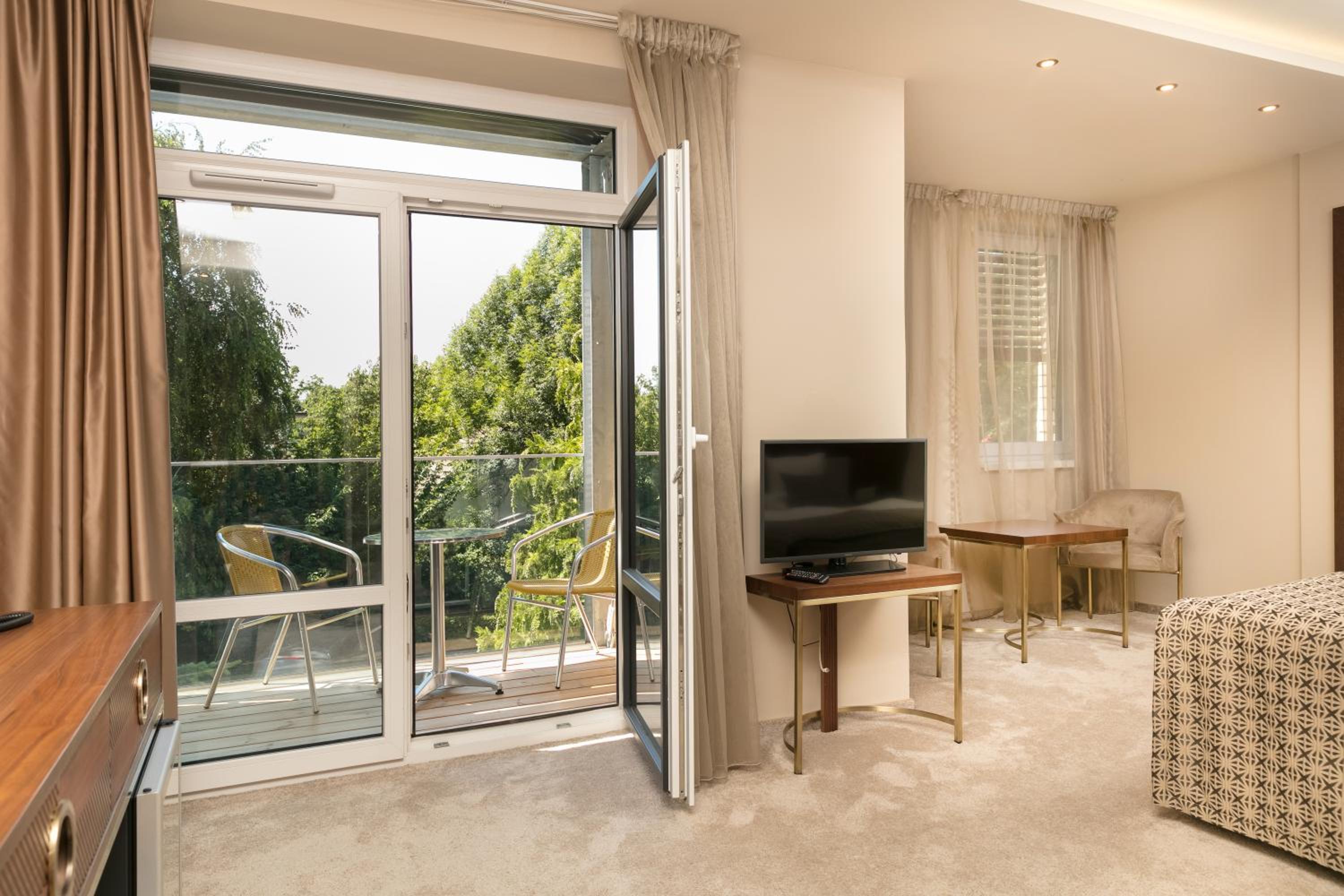 Deluxe Twin Room with Balcony photo 1