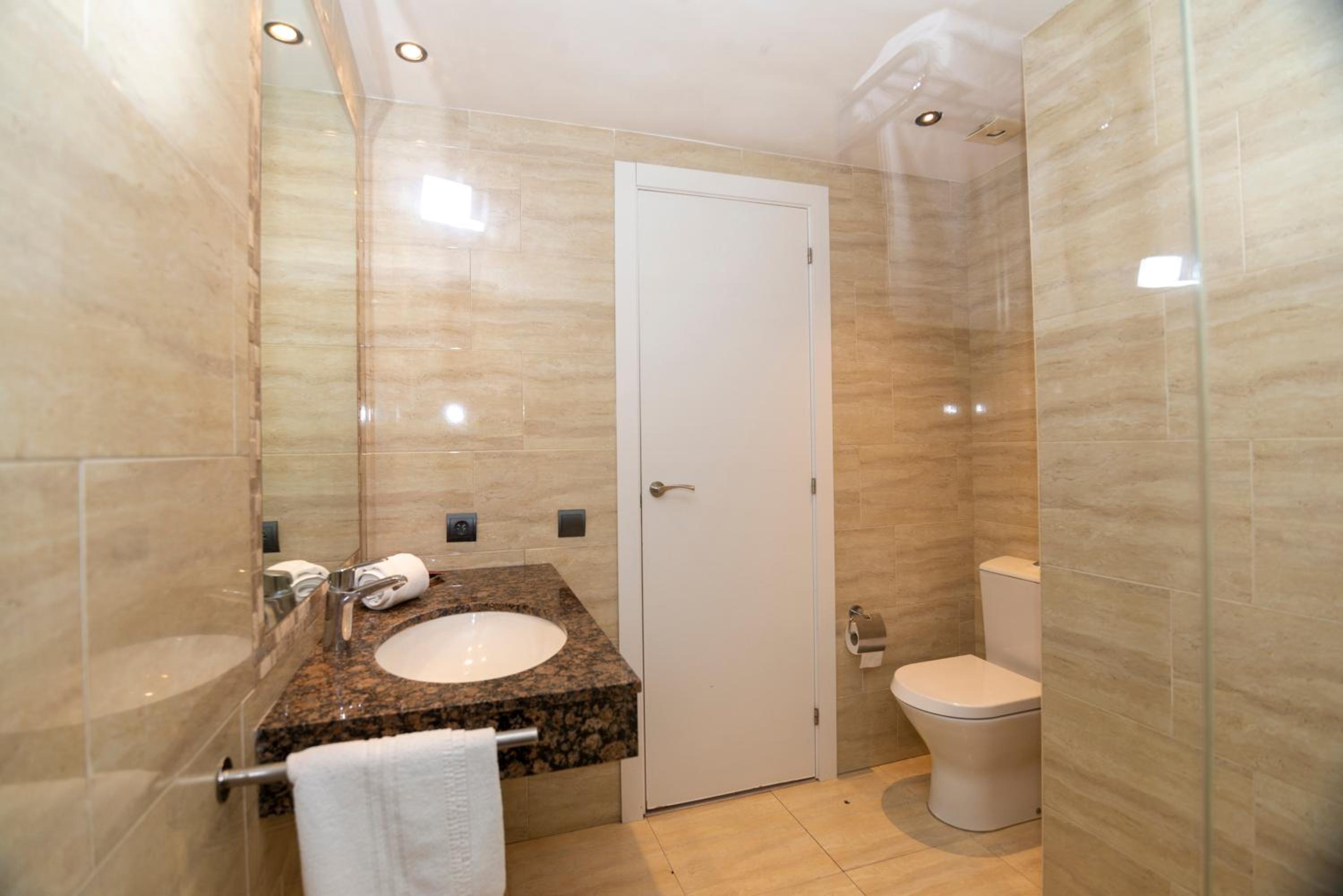 Triple Room with Pool View photo 3