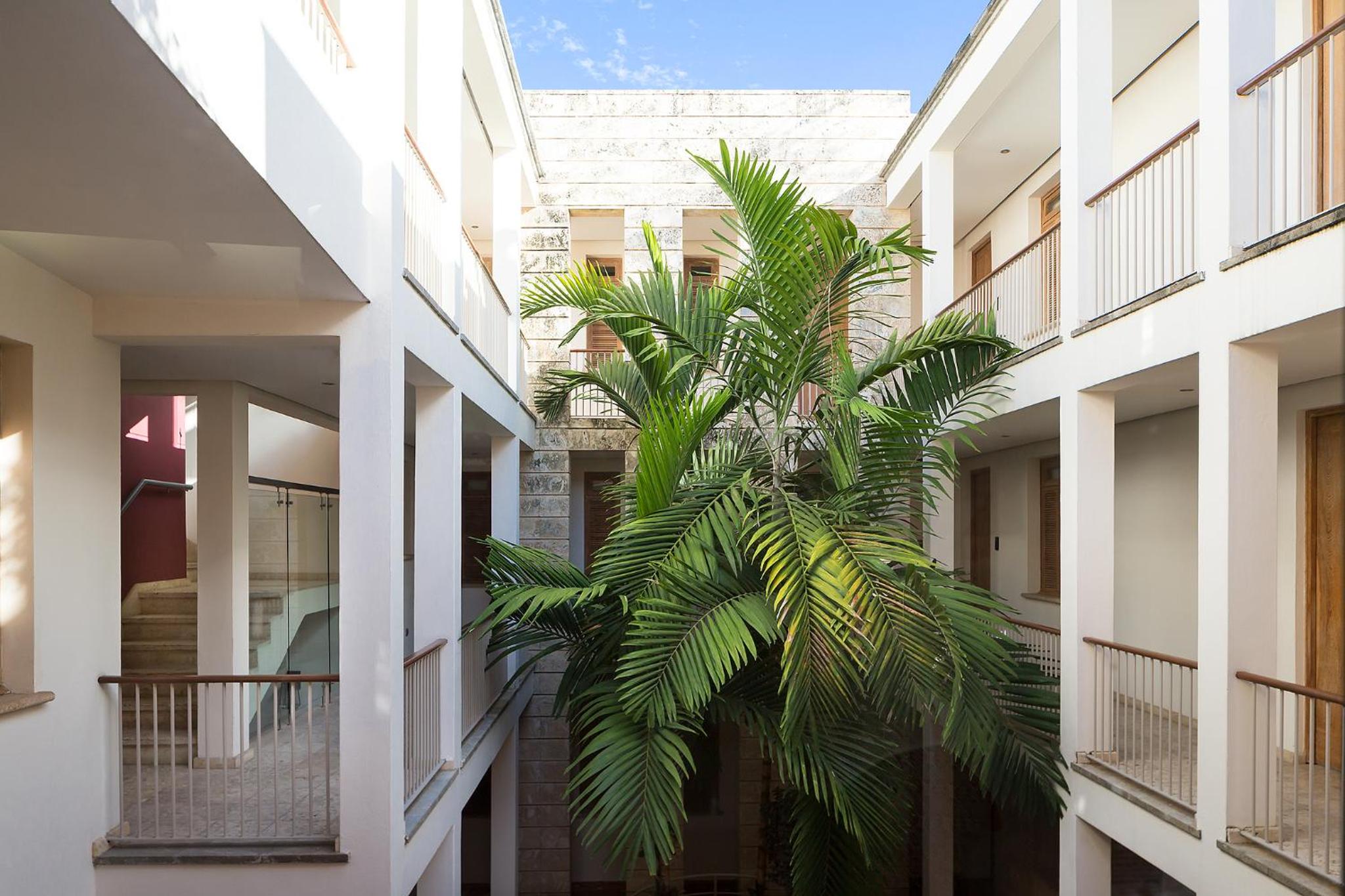 Suite with Courtyard Views thumbnail 5