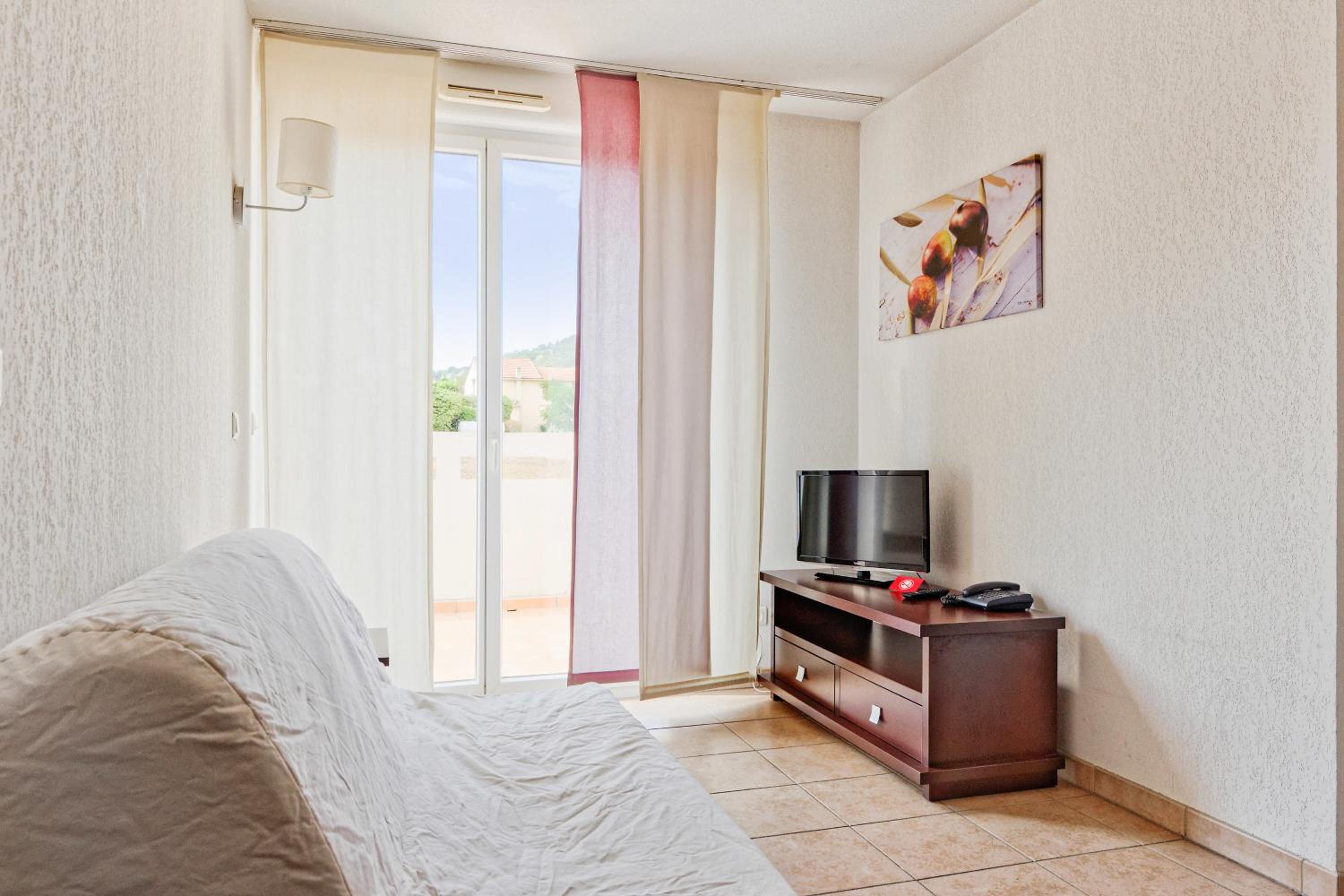 One-Bedroom Apartment - Photo 3