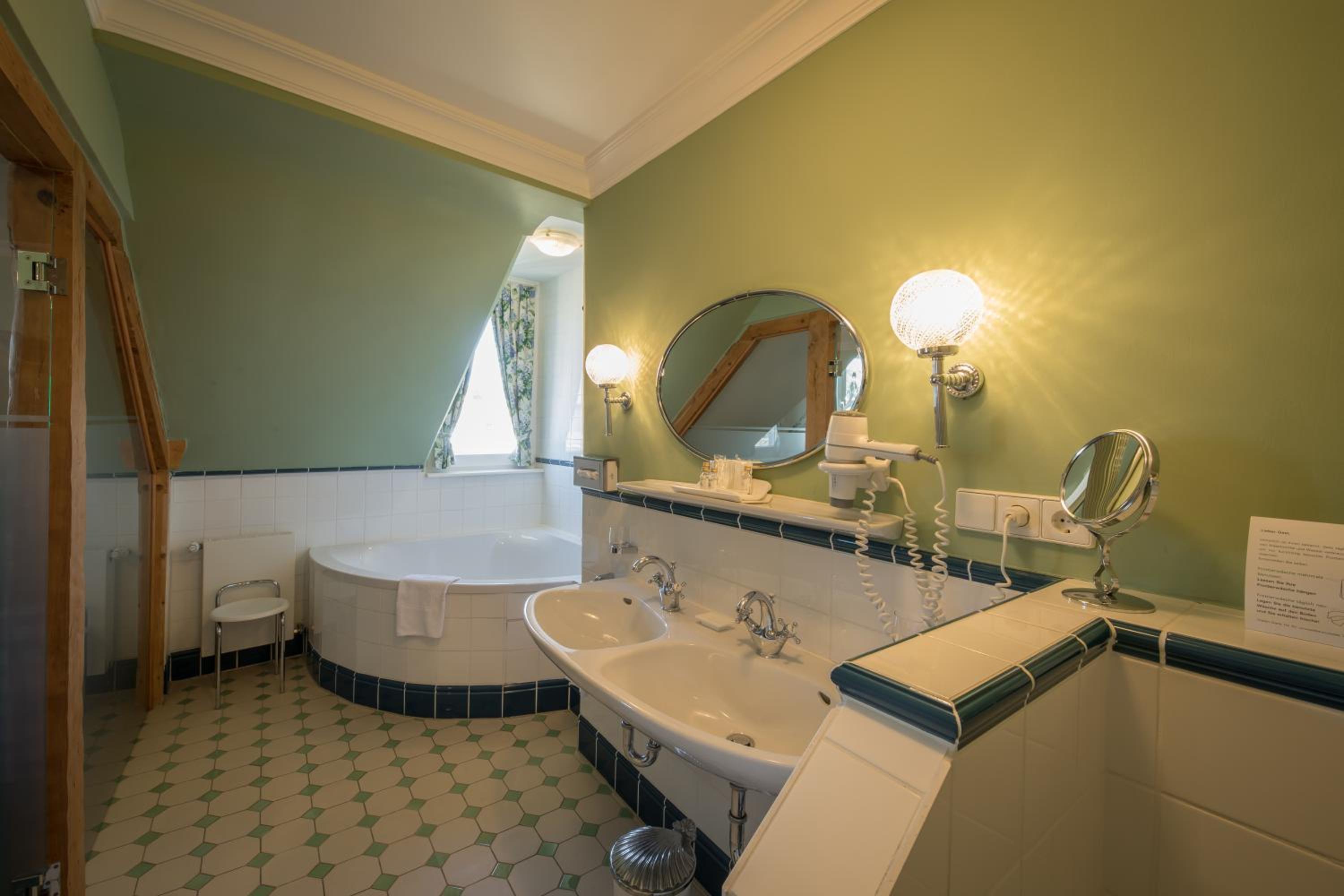 Deluxe Double Room - Photo 9