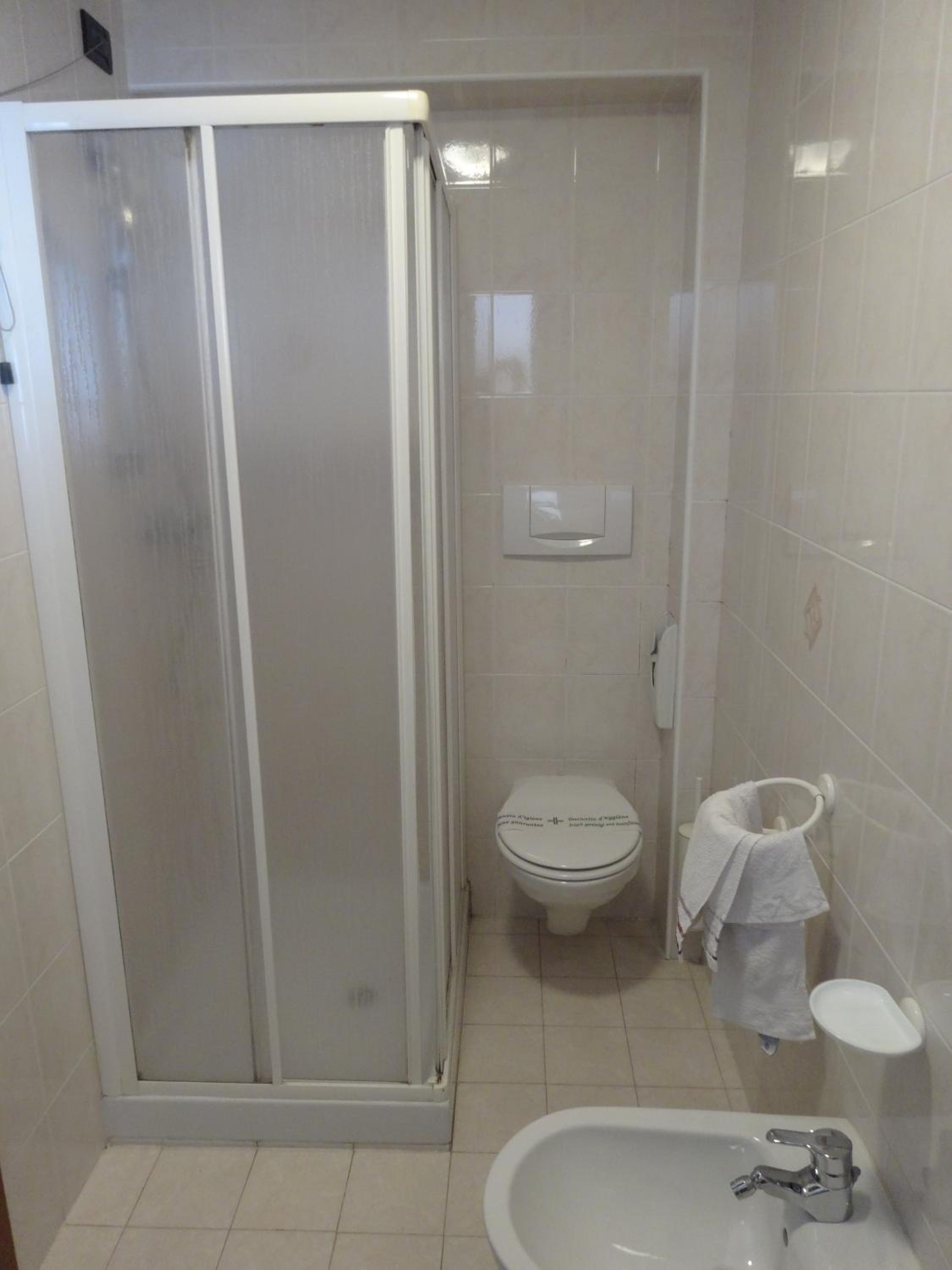 Quadruple Room with Private Bathroom - Photo 2