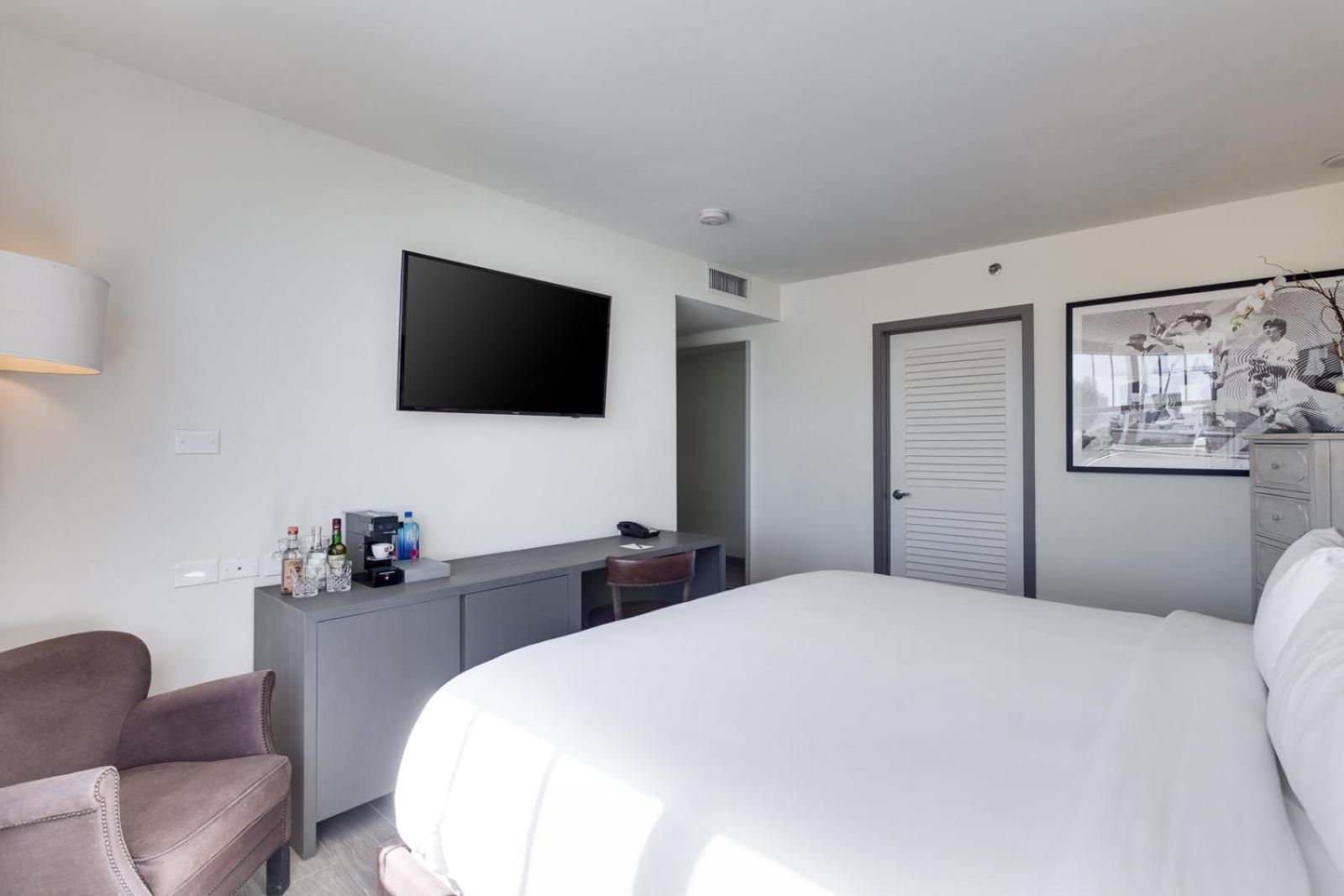 One Bedroom Pool View Suite - Photo 3