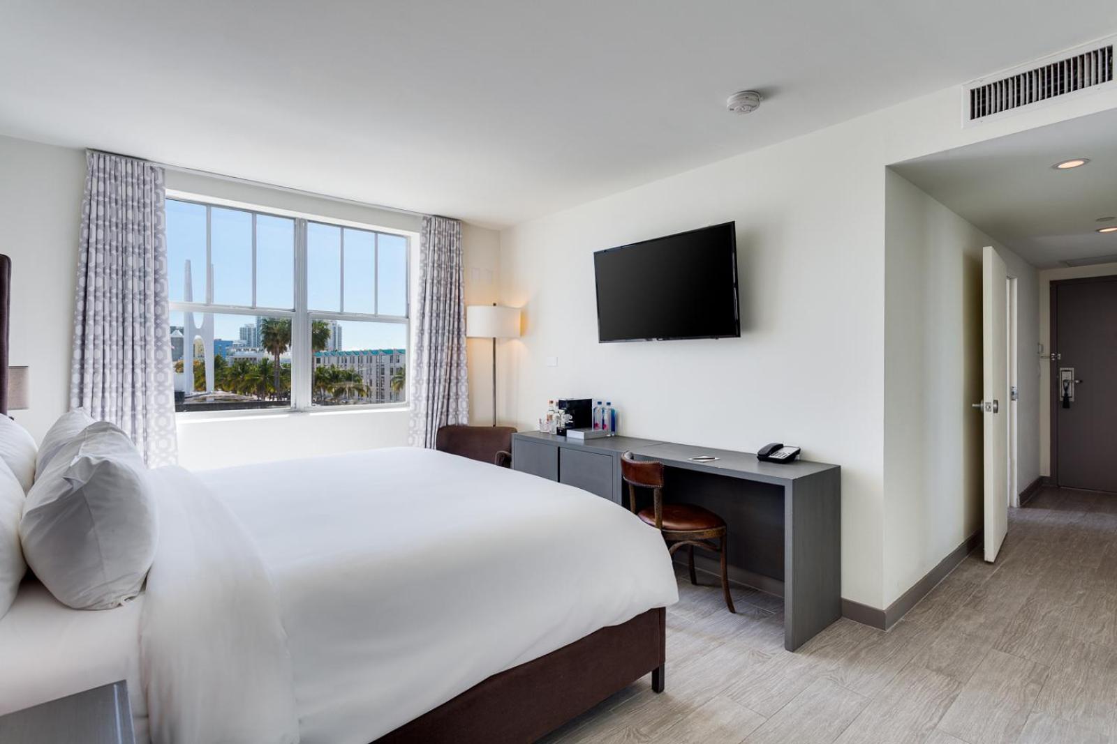 One Bedroom Pool View Suite - Photo 4
