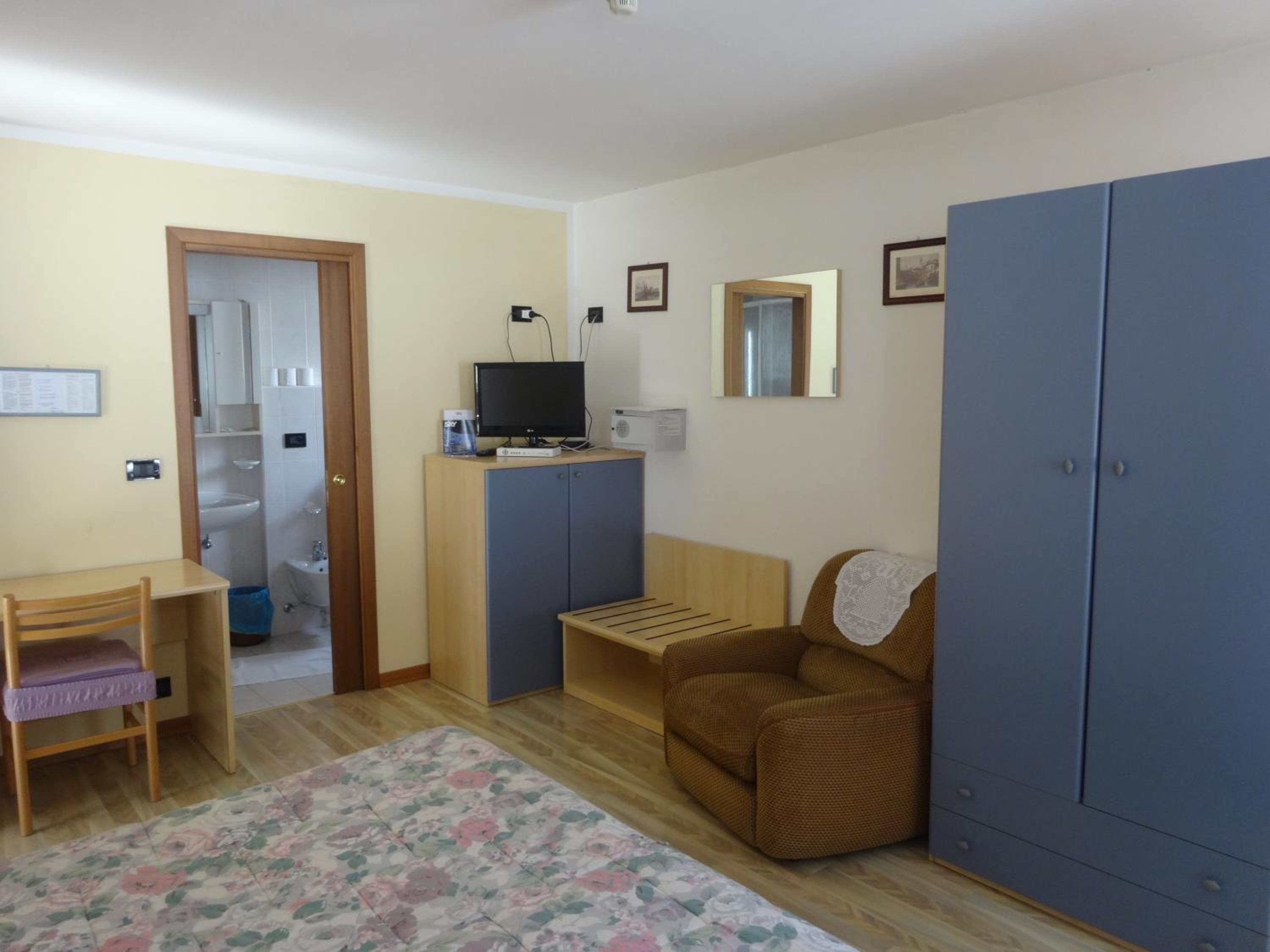 Quadruple Room with Private Bathroom - Photo 4