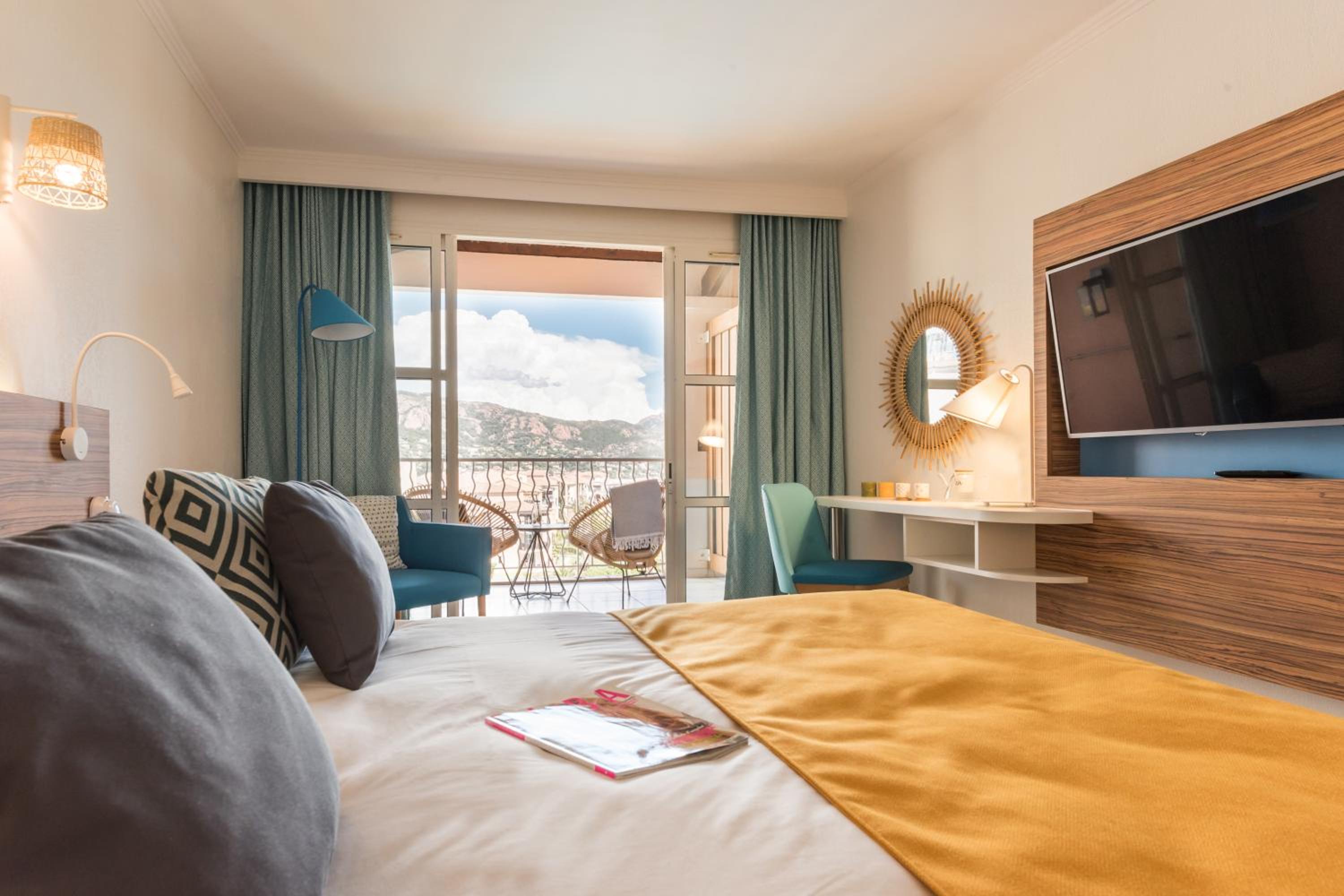 Double Room with Air Conditioning and Terrace or Balcony - Sea View  - Photo 2