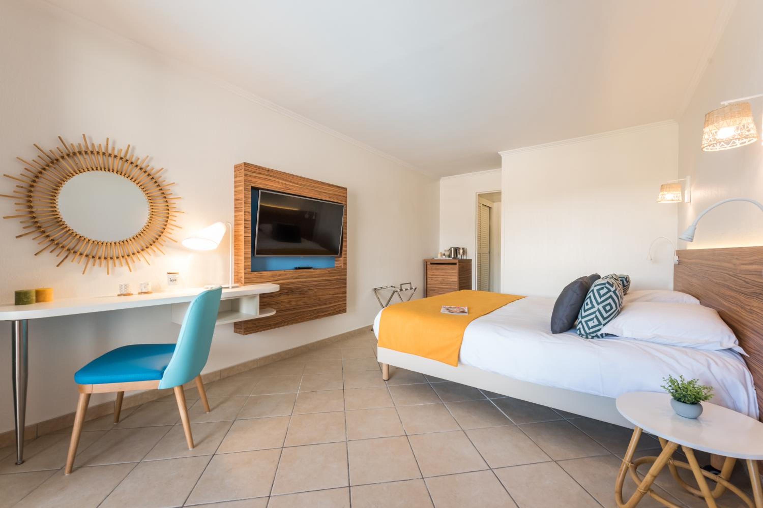Double Room with Air Conditioning and Terrace or Balcony - Sea View  - Photo 3