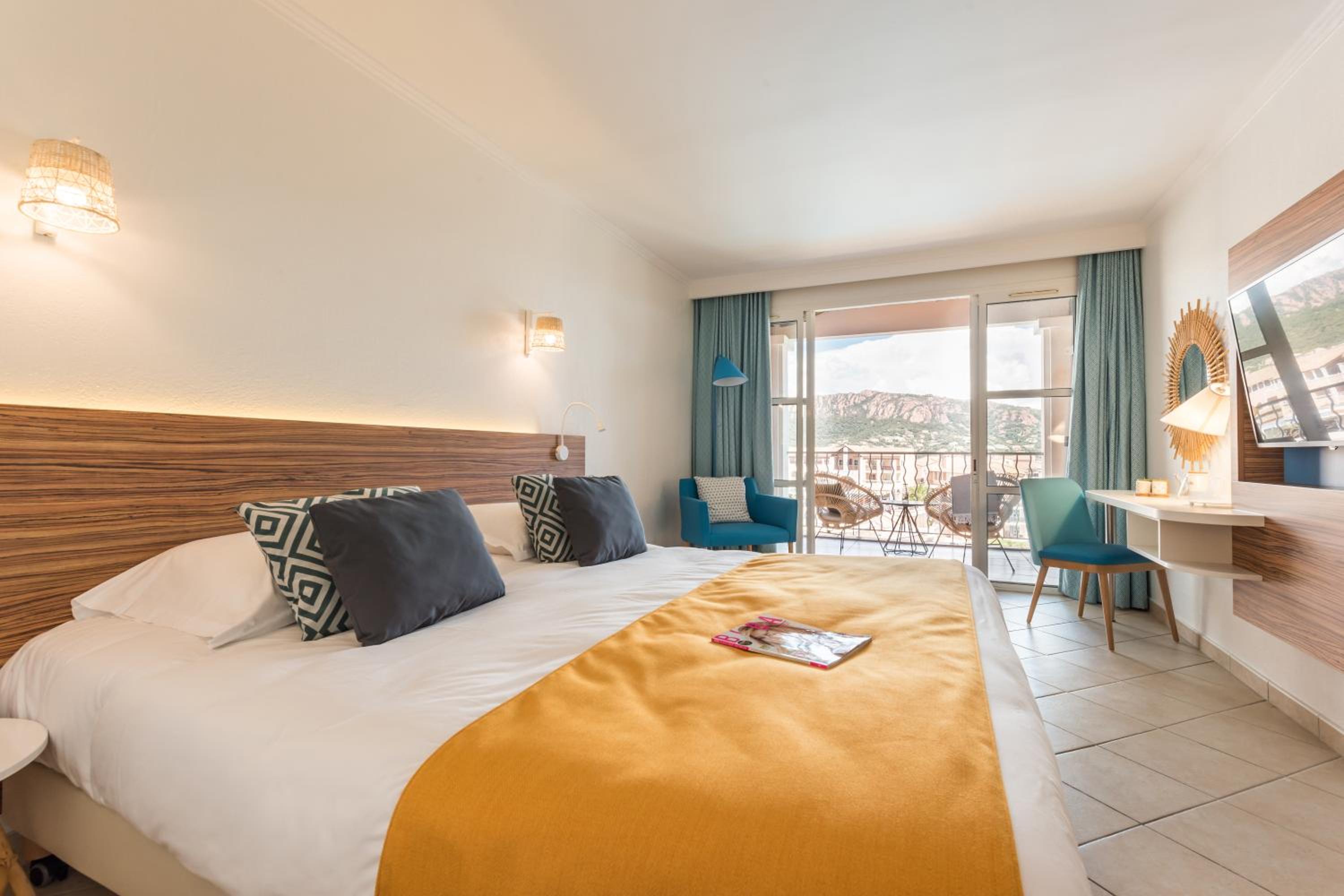Double Room with Air Conditioning and Terrace or Balcony - Sea View  - Photo 4