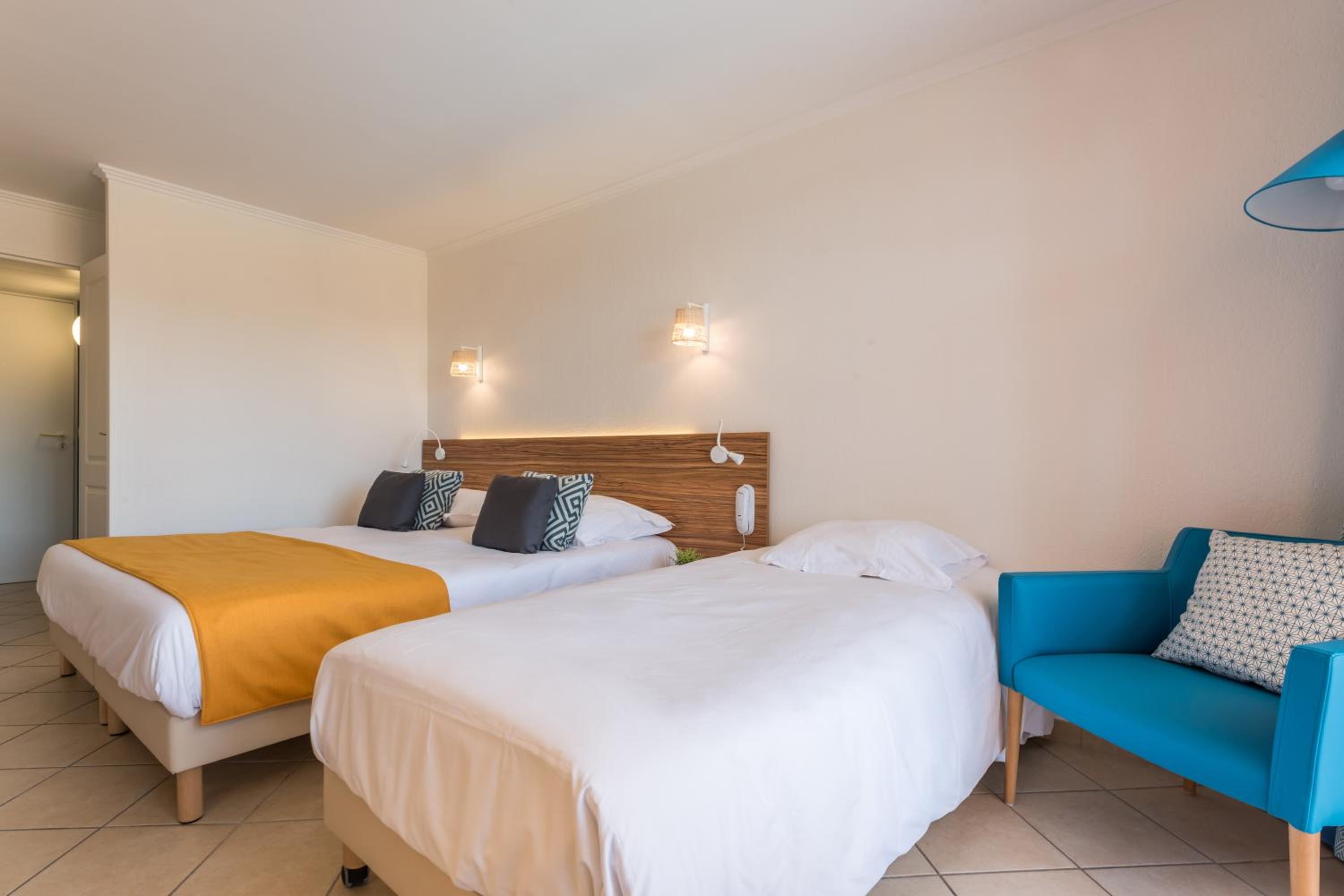 Triple Room with Air Conditioning and Terrace or Balcony - Sea View  - Photo 1