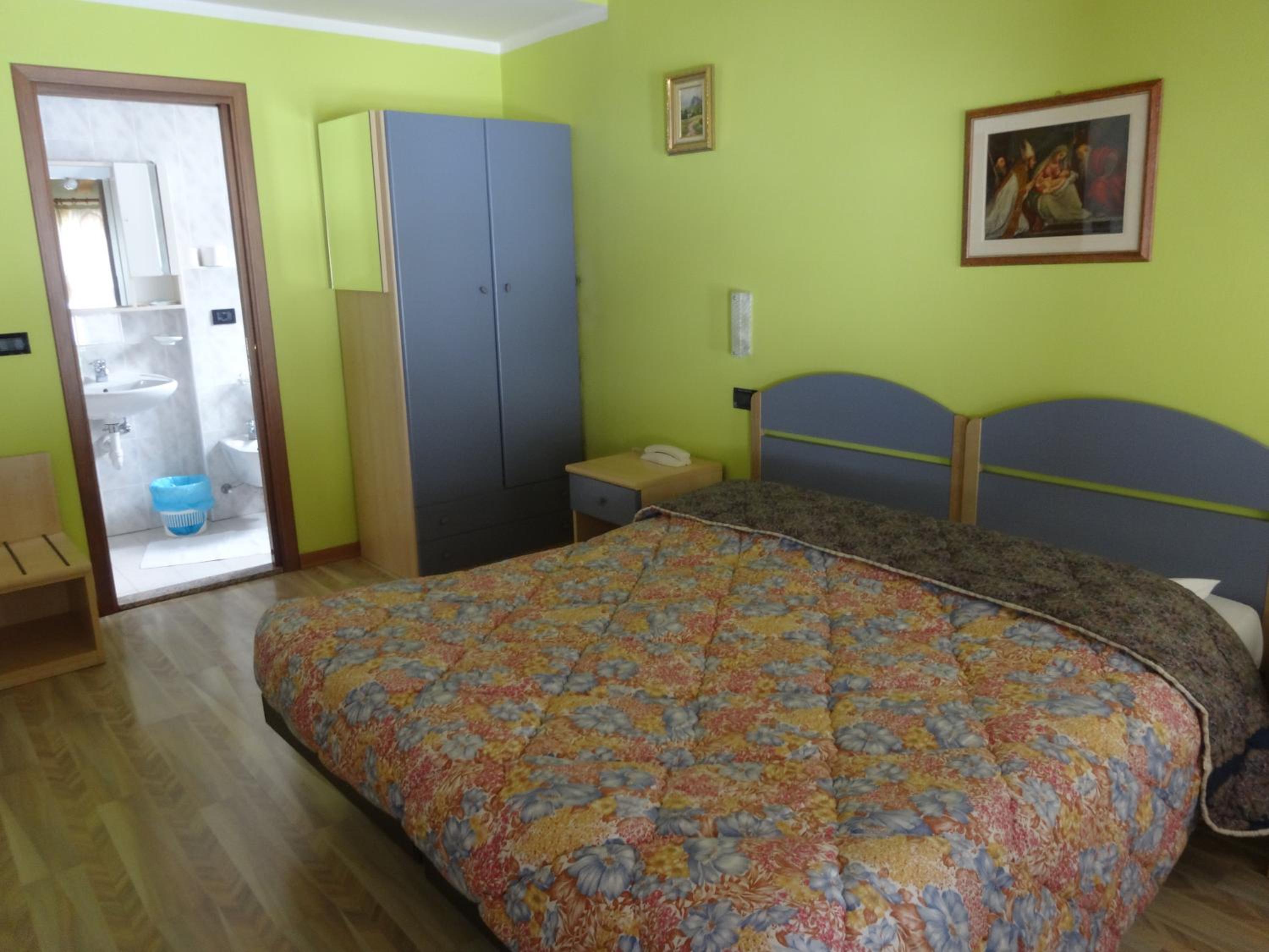 Quadruple Room with Private Bathroom - Photo 7