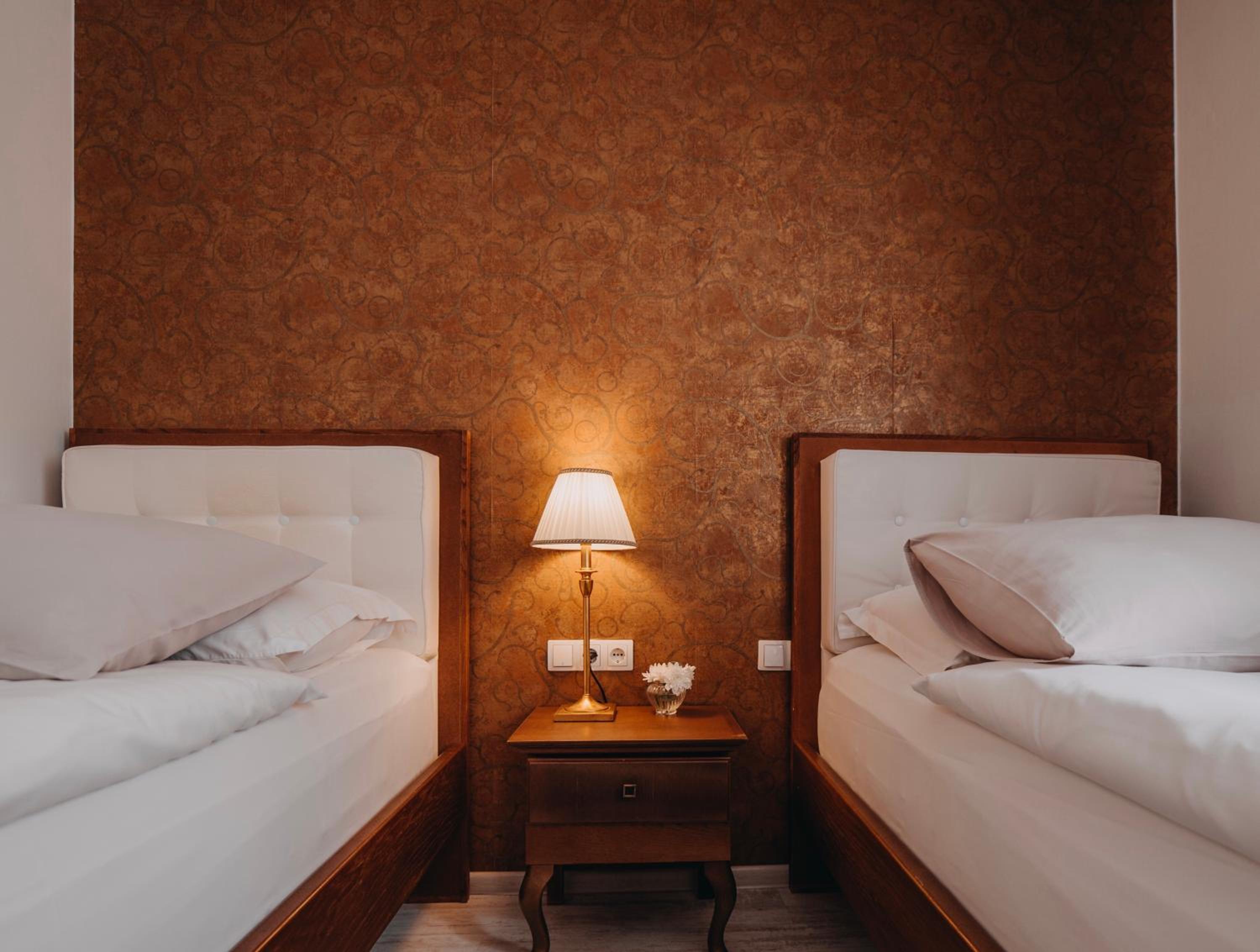 Standard Twin Room with Street View - Photo 5