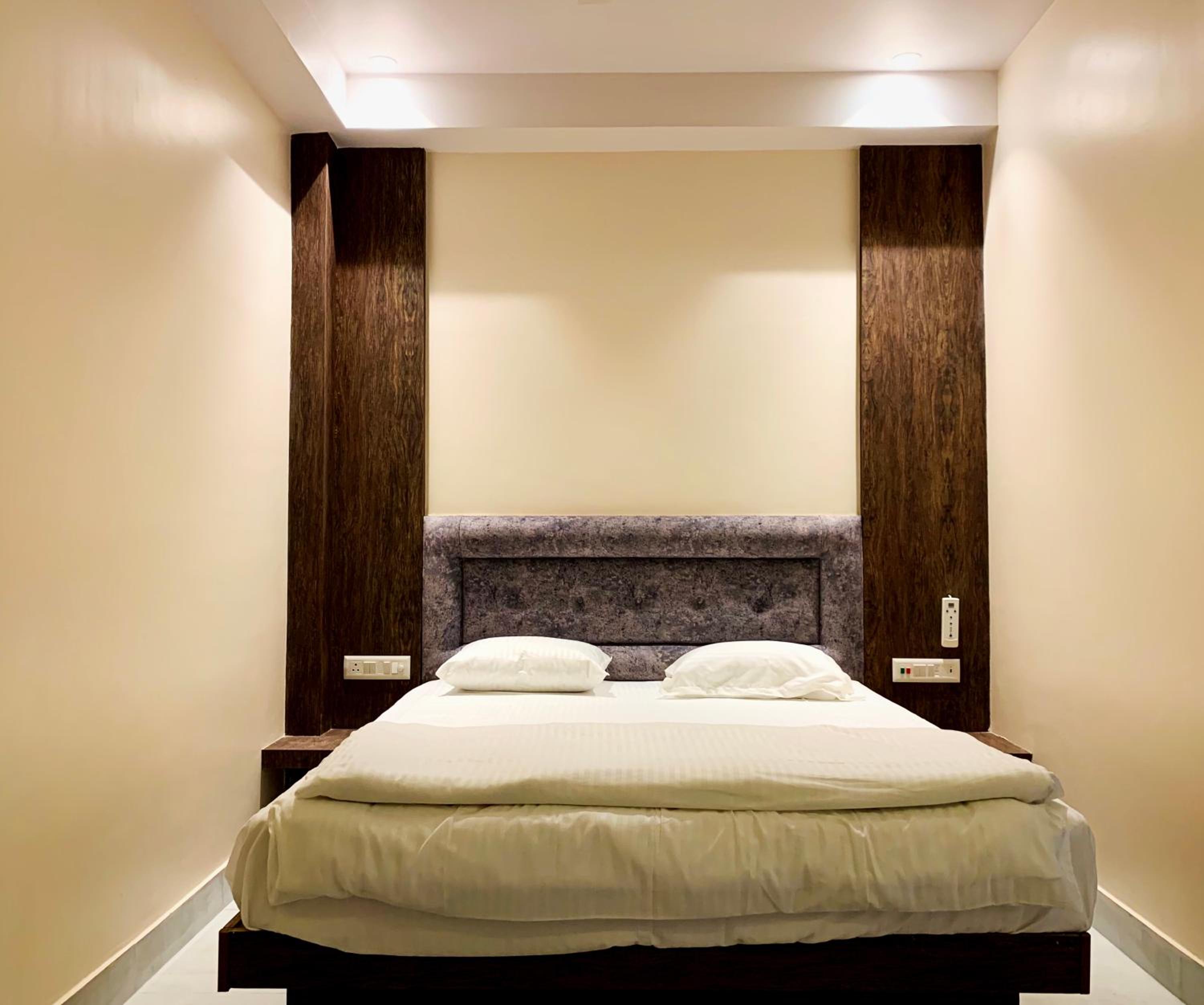 Deluxe Double Room (2 Adults + 1 Child) - Photo 12