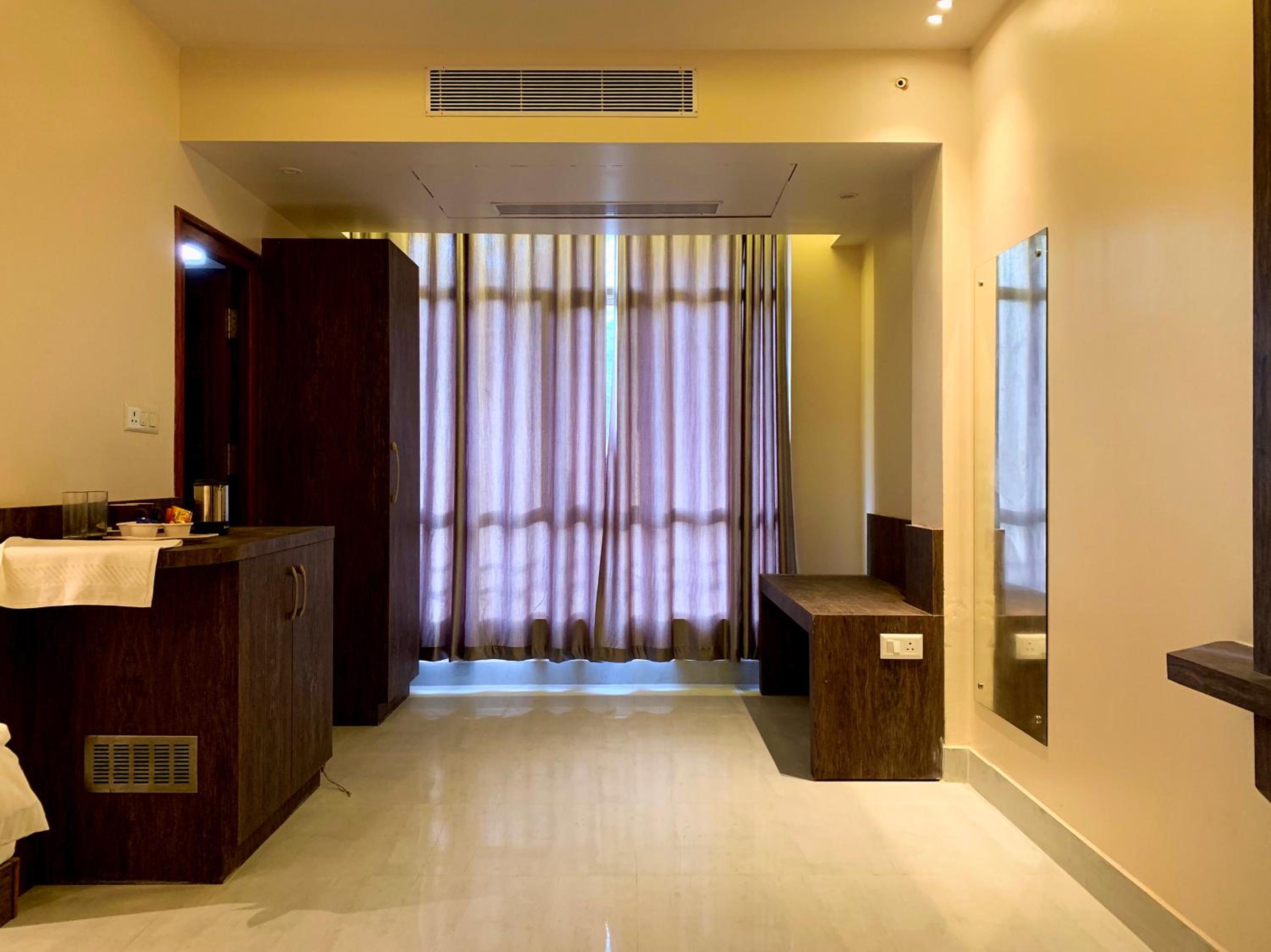 Deluxe Double Room (2 Adults + 1 Child) - Photo 10