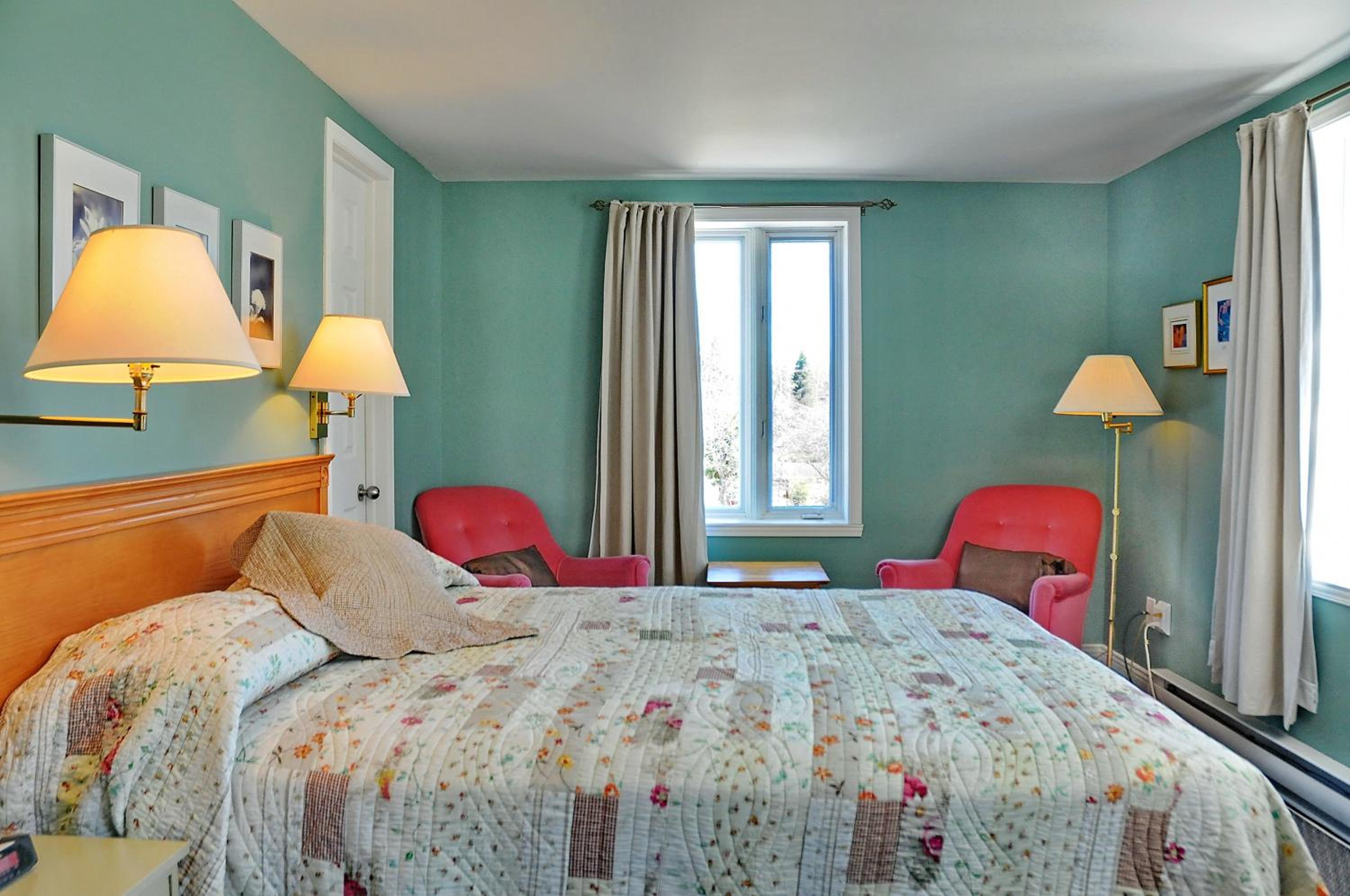 Superior Room 1 Queen Bed photo 1