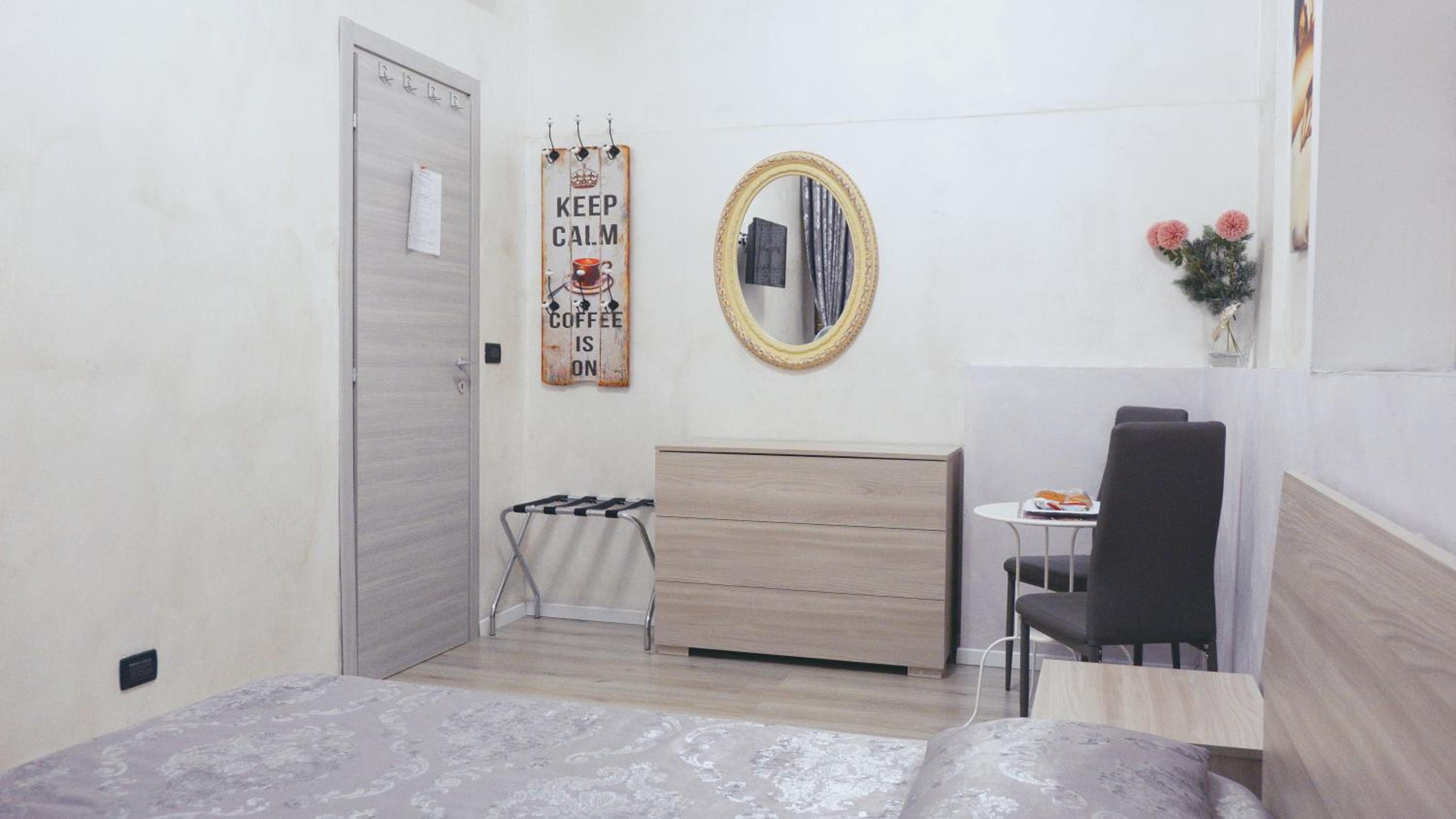 Double Room with Private External Bathroom - Photo 13