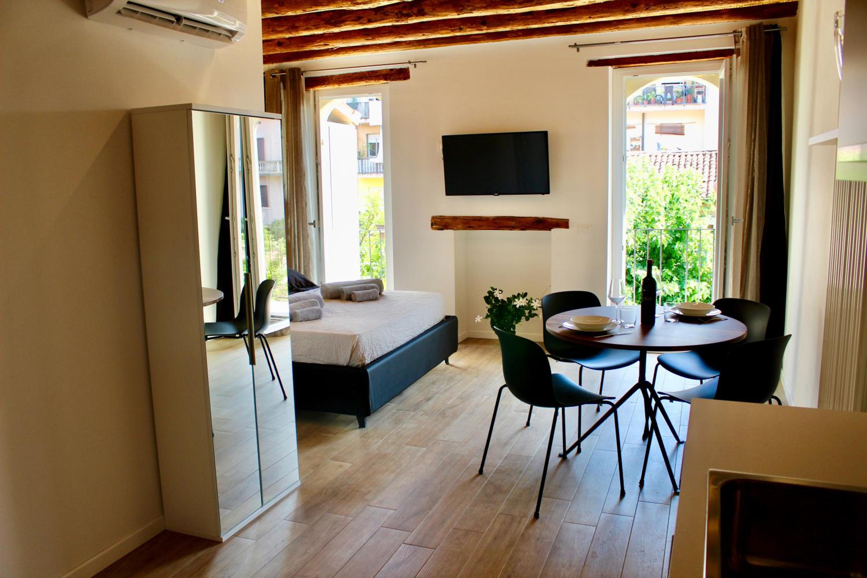 Apartment with Balcony - Photo 4