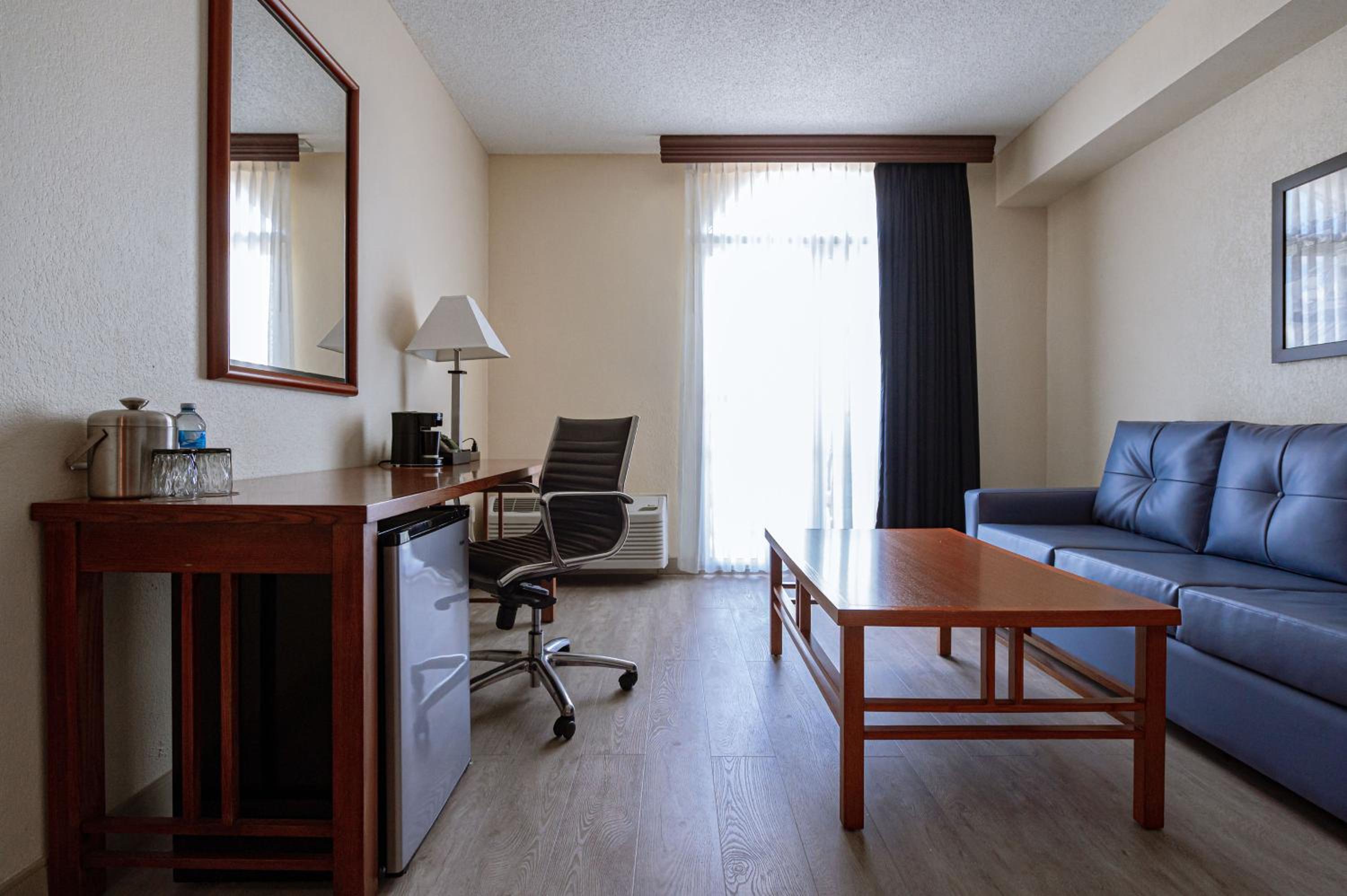 Classic King Room with Balcony - Photo 1