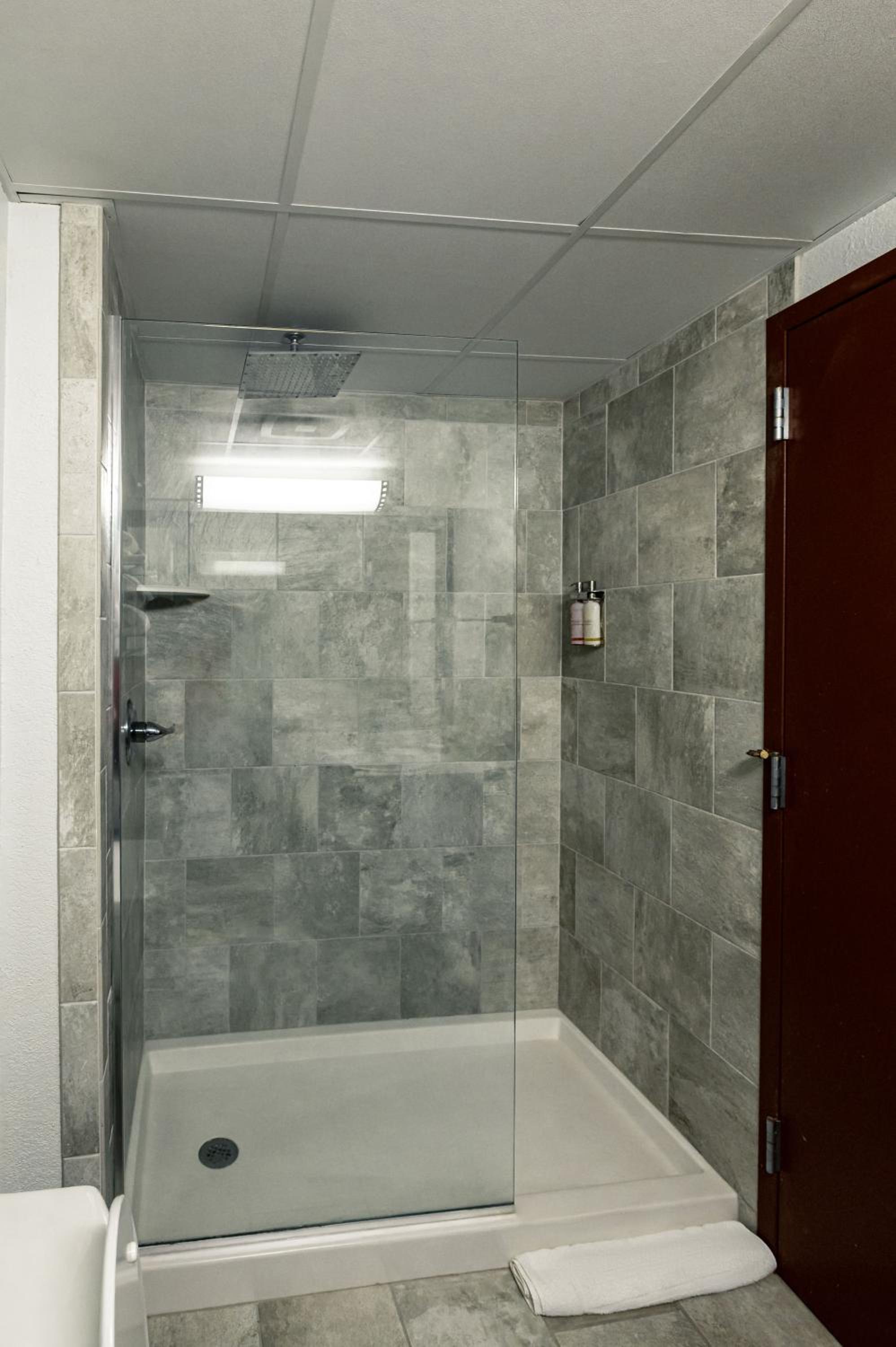 Classic King Room with Balcony - Photo 2
