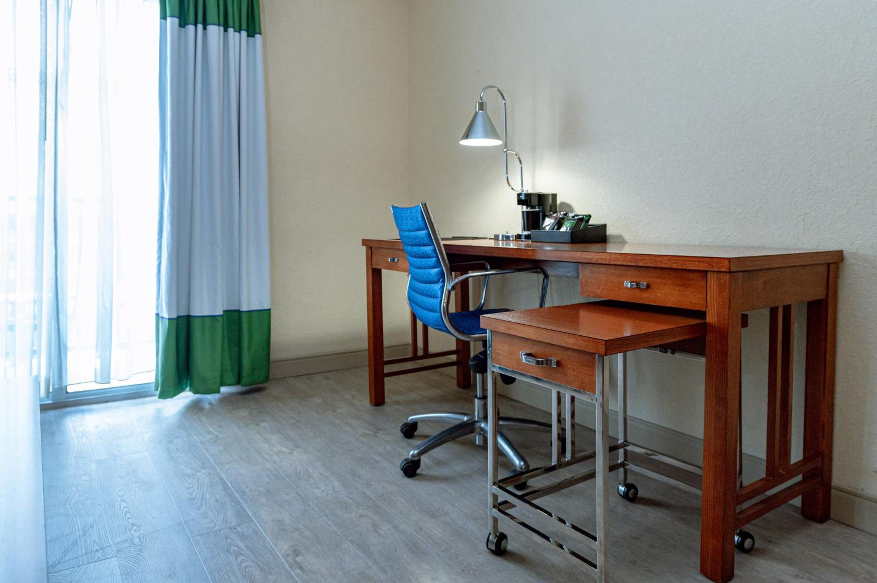 Premium King Room with Balcony photo 1
